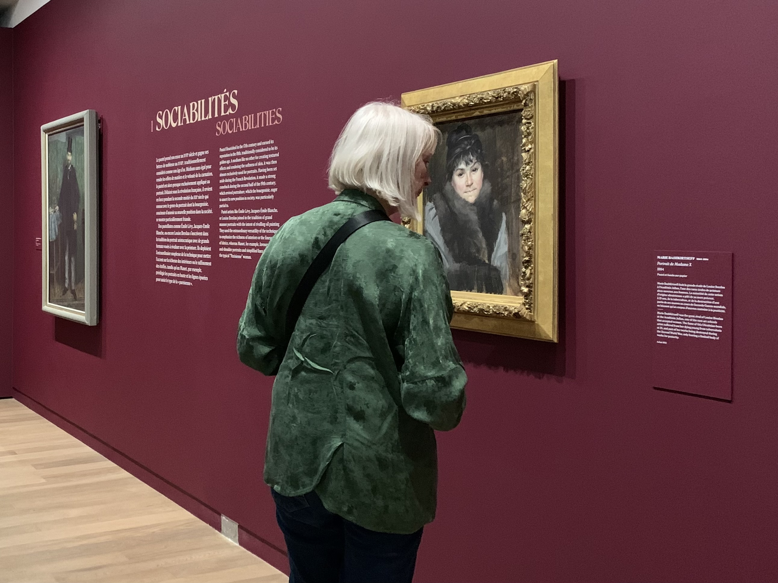 Una mujer contempla un retrato en la exposición "Los pasteles de Orsay" (Foto: EFE/ Lydia Hernández)