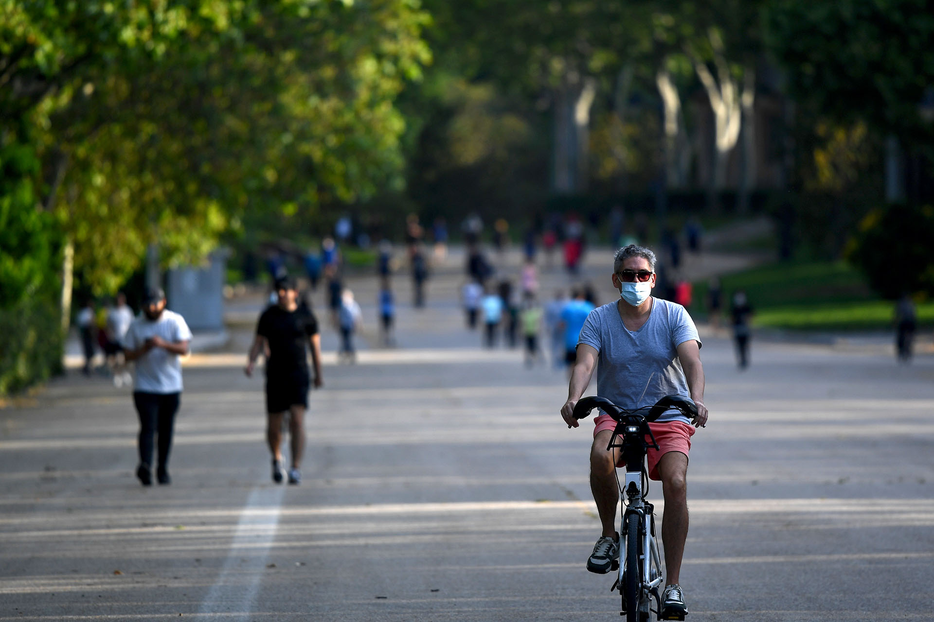 Personas haciendo ejercicio en el parque El Retiro en Madrid.