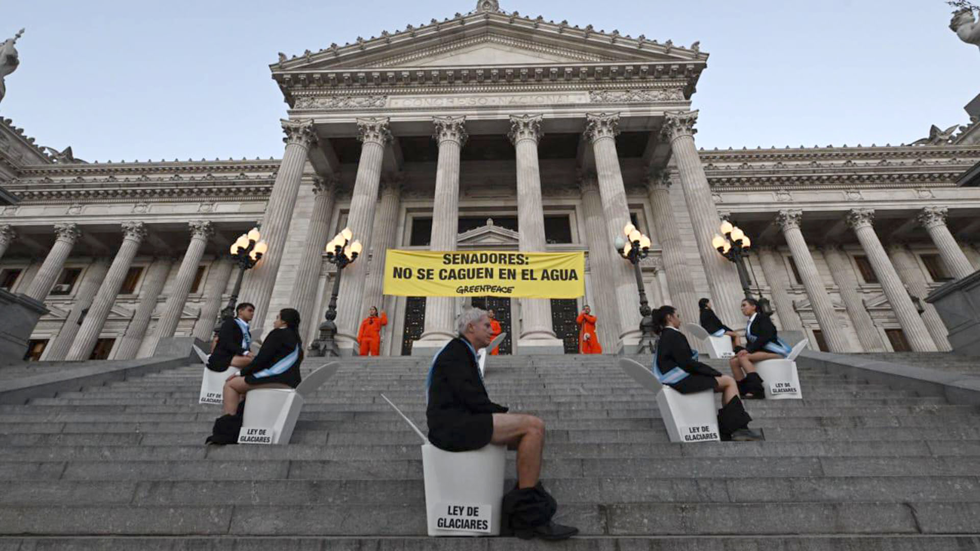Detuvieron a un grupo de ambientalistas que saltó las rejas del Congreso para protestar contra la Ley de Glaciares