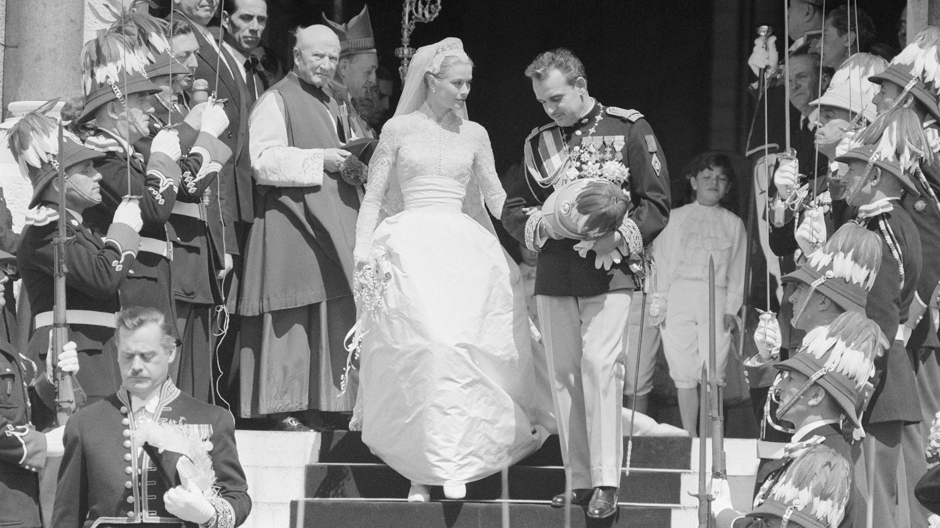 Grace Kelly y Rainiero de Mónaco, salen de la magnífica catedral de San Nicolás en Mónaco: ya son marido y mujer (Bettmann Archive)