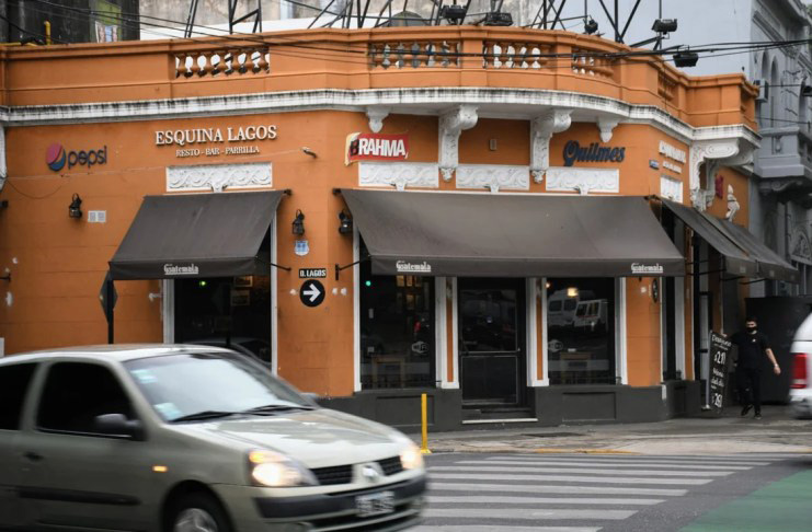 Dueños del bar "Esquina Lagos", en la ciudad de Rosario, denunciaron amenazas para que paguen 200 mil pesos a cambio de que no baleen el comercio.