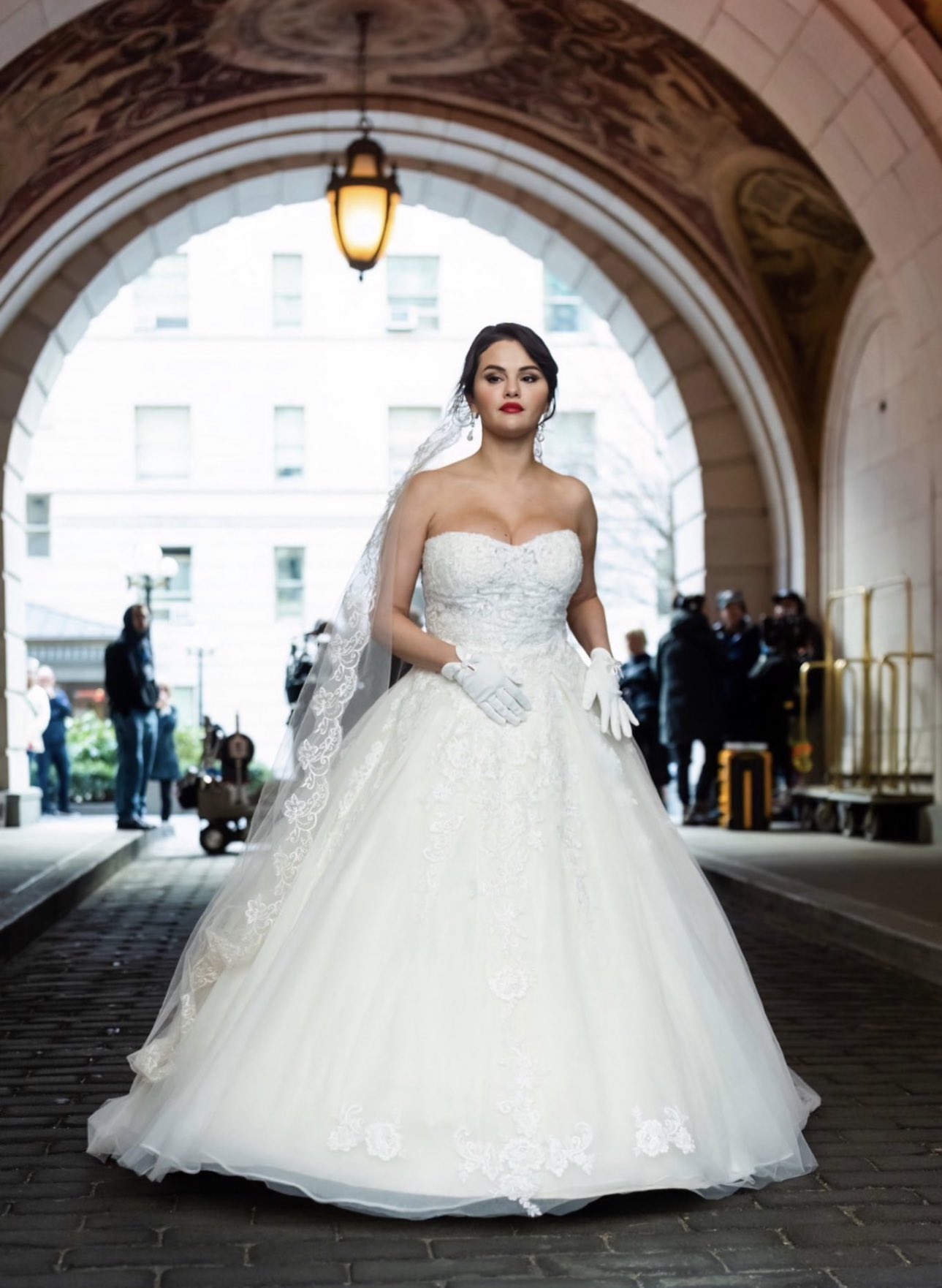Selena Gomez (Mabel), luciendo un despampanante vestido de novia. (@OnlyMurdersHulu)