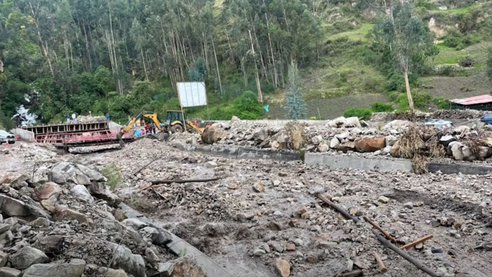 Abuelo y su nieto murieron sepultados por deslizamiento de tierra en Pasco:  víctimas dormían cuando quedaron atrapados por el derrumbe - Infobae