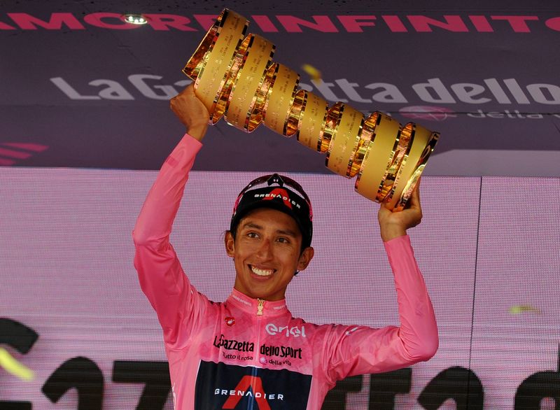 May 30, 2021 
Foto de archivo del pedalista colombiano de Ineos Grenadiers, Egan Arley Bernal,  celebrando con el trofeo tras ganar el Giro de Italia 
REUTERS/Jennifer Lorenzini