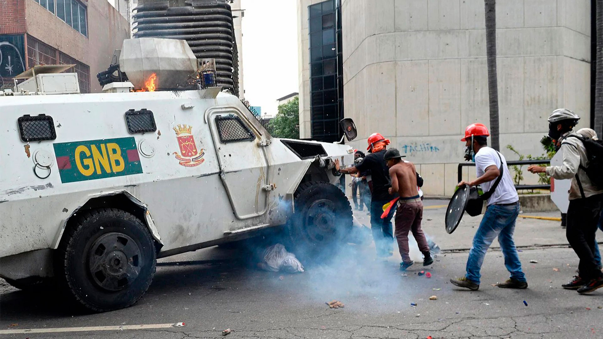 Momento en que una tanqueta de la GNB arrolló a manifestantes muriendo uno de ellos. Foto AFP archivo