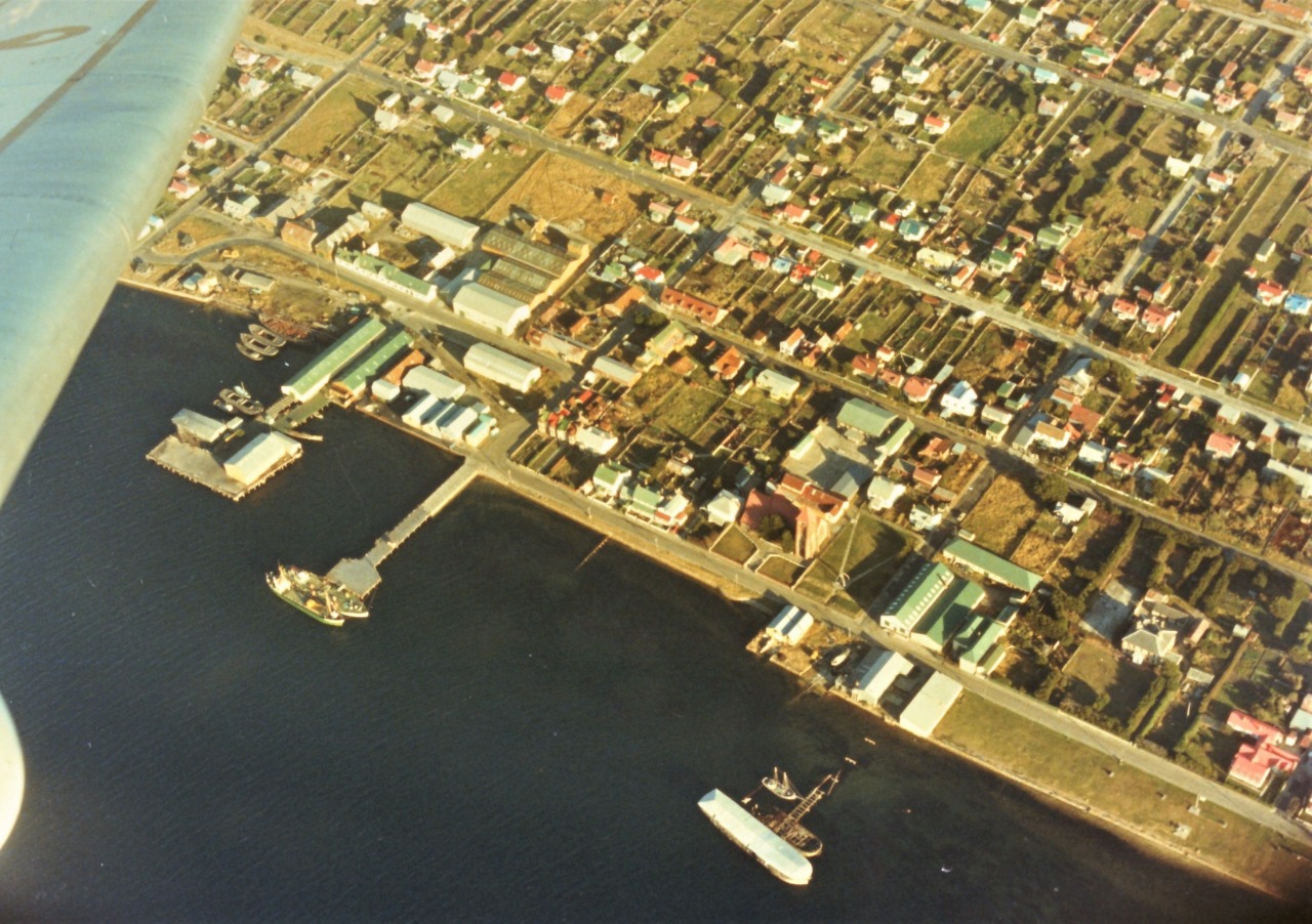 Vista aérea de Puerto Argentino, en esos días de abril. Fotografía gentileza Gabriel Fioni - Museo Nacional Malvinas.