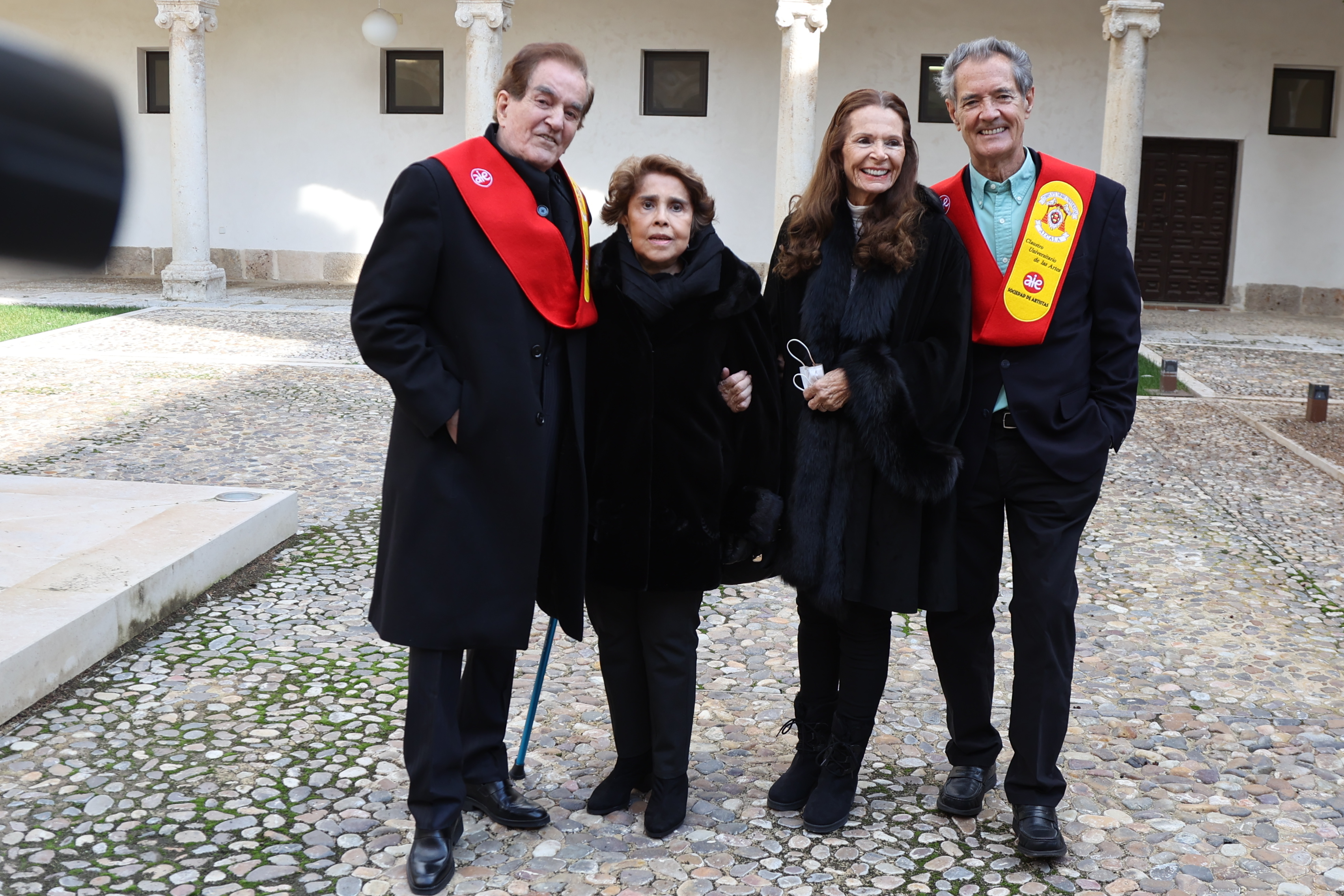 Manuel de la Calva, más allá de los escenarios: de su inquebrantable  vínculo con Ramón Arcusa a sus 50 años de amor con Mirna Carvajal - Infobae