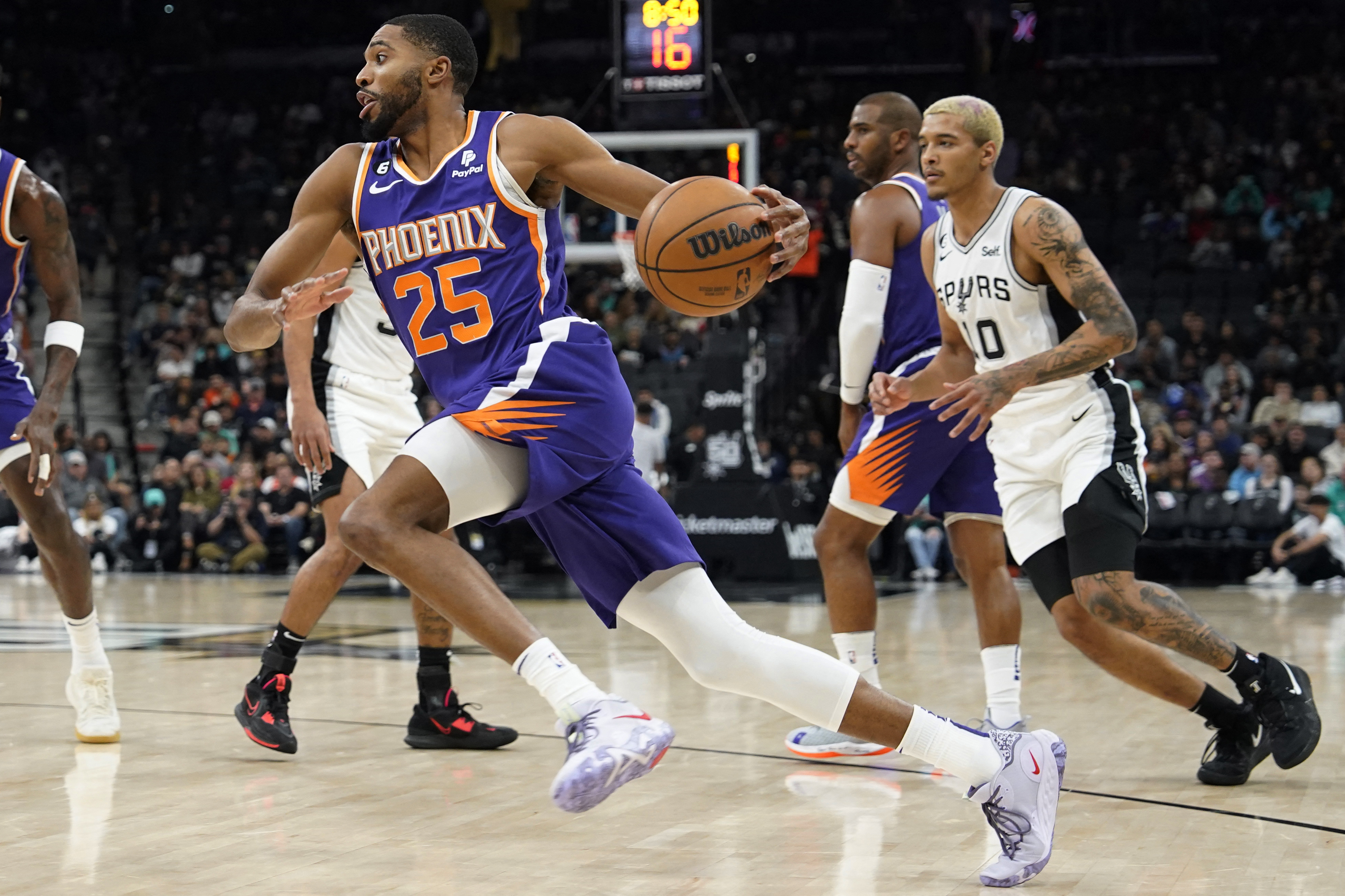 Mikal Bridges se marcha de los Suns rumbo a Brooklyn (Scott Wachter-USA TODAY Sports)