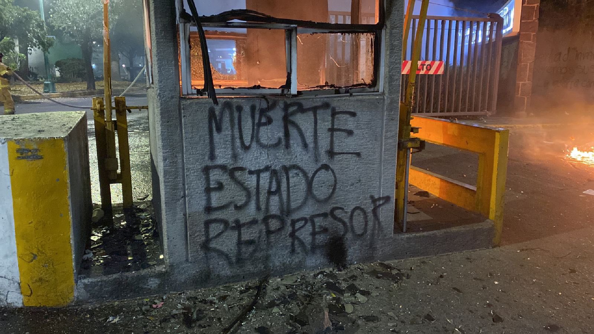 Los vándalos pintaron y quemaron un caseta de vigilancia (Foto: Twitter/azucenau)