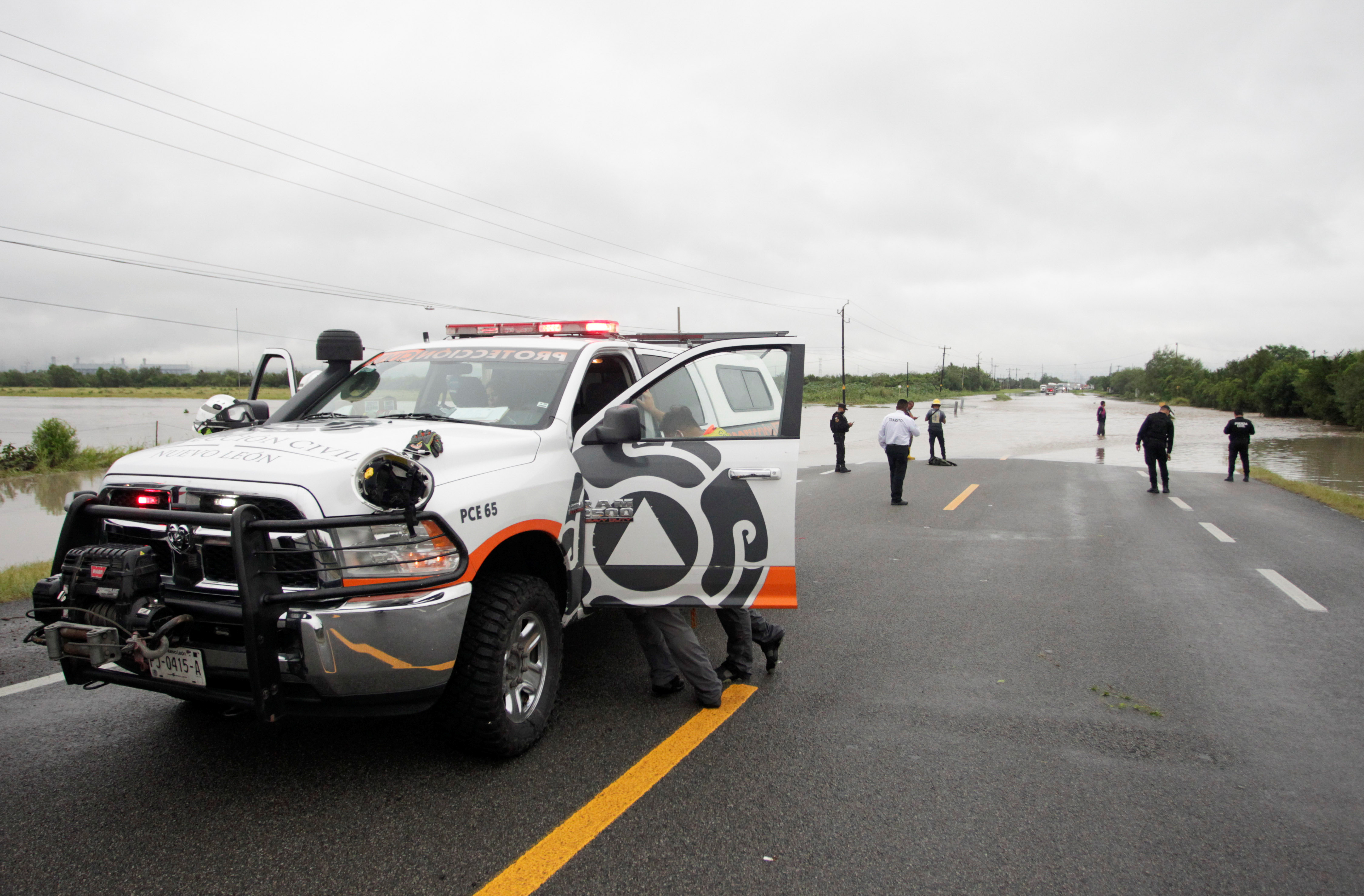 Los trabajadores de protección civil son vistos durante el rescate de un joven después de la tormenta Hanna en El Carmen, en las afueras de Monterrey, México, el 27 de julio de 2020.