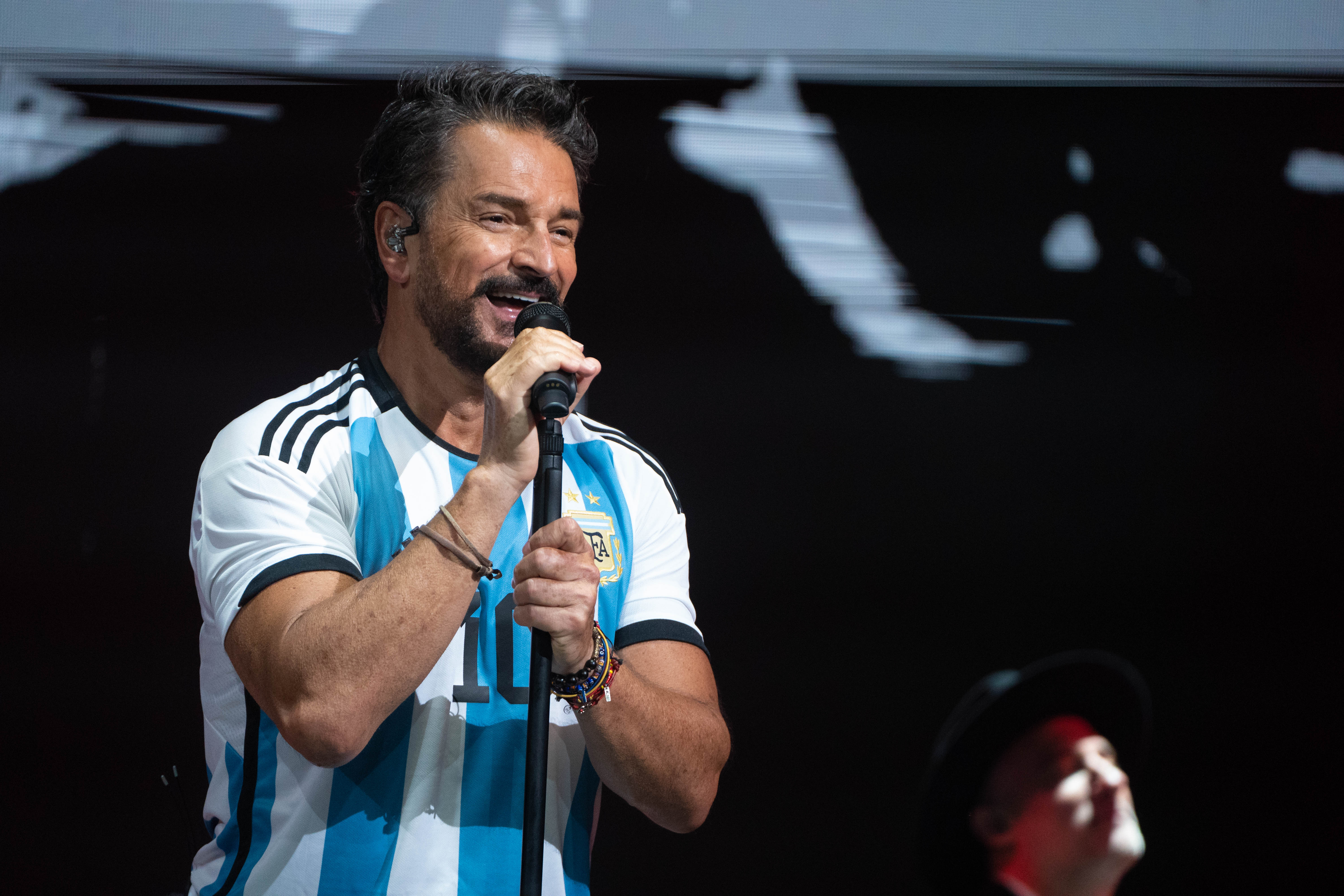 Ricardo Arjona closed his debut show at the Movistar Arena wearing the Argentine team 10 shirt (Photo: Franco Fafsuli)