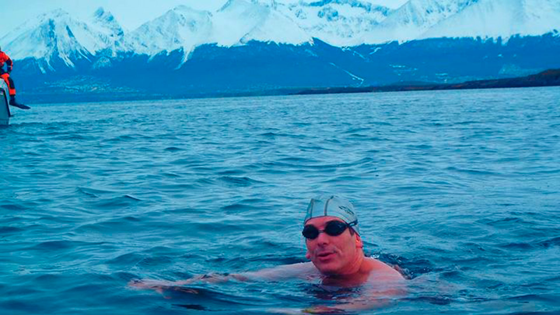Ese primer cruce en aguas abiertas frías lo hizo en 2004 enfundado en un traje de neoprene, pero como con el paso del tiempo el frío comenzaba a pasar, decidió quitárselo y quedar “en cueros” 

