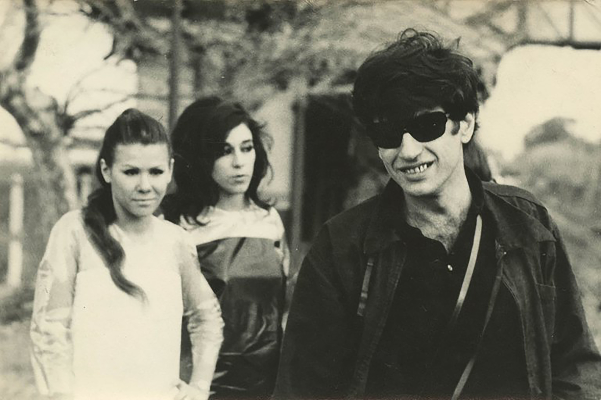 Oscar Masotta durante "El helicóptero", de 1967, con Cloe Masotta y Susana Lijtmaer