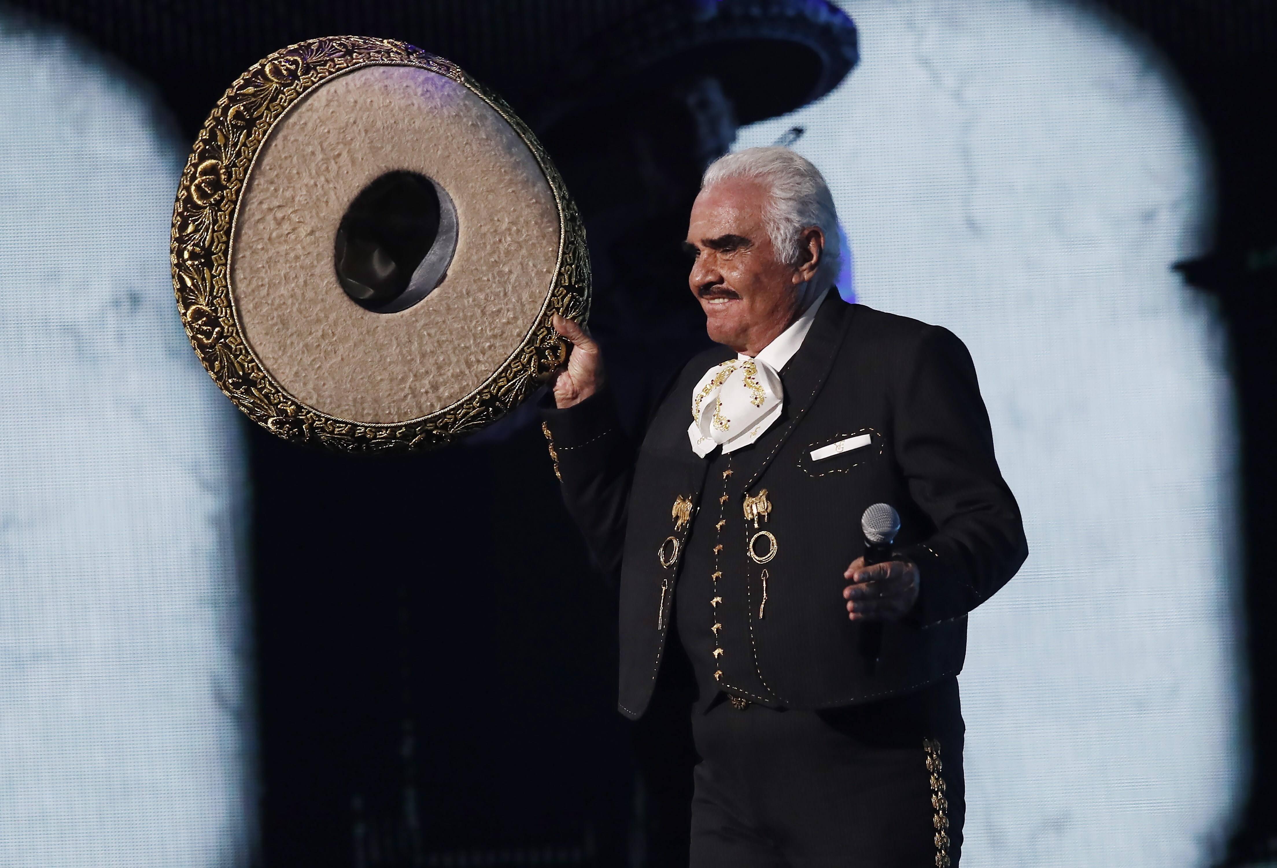 El cantante mexicano Vicente Fernandez durante una presentación. EFE/EPA/ETIENNE LAURENT/Archivo
