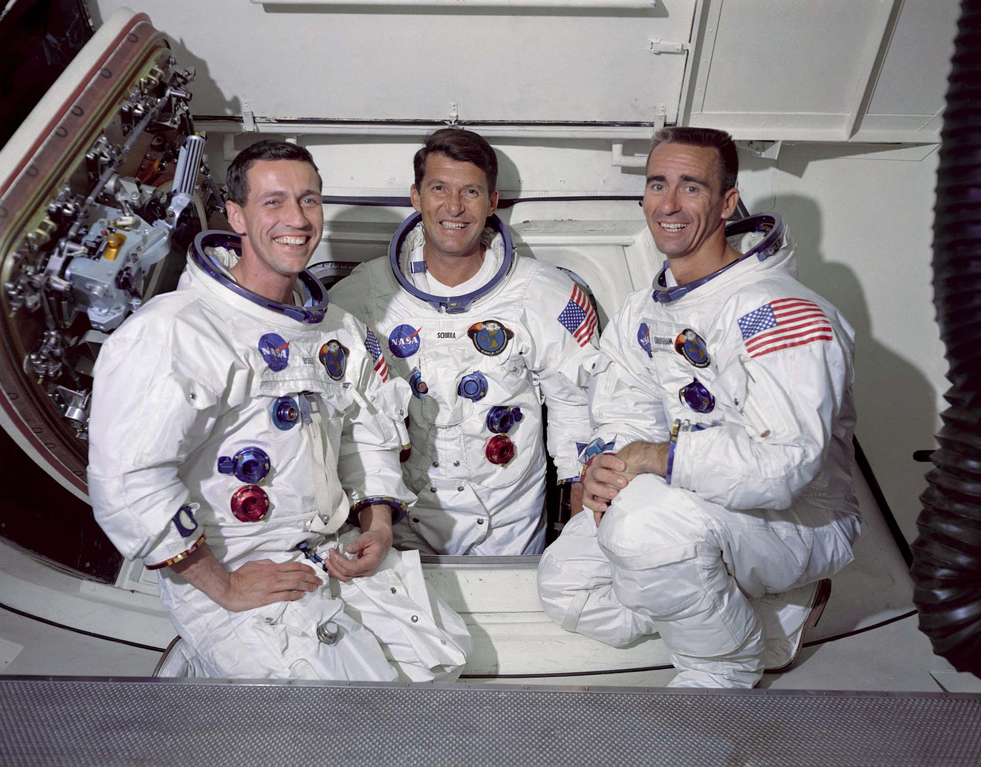 La tripulación del Apolo 7, la primera misión espacial Apolo tripulada, de izquierda a derecha son: el piloto del módulo de comando, Don F. Eisele, el comandante, Walter M. Schirra Jr. y el piloto del módulo lunar, Walter Cunningham. Centro Espacial Kennedy, Florida - 22 de mayo de 1968. Shutterstock
