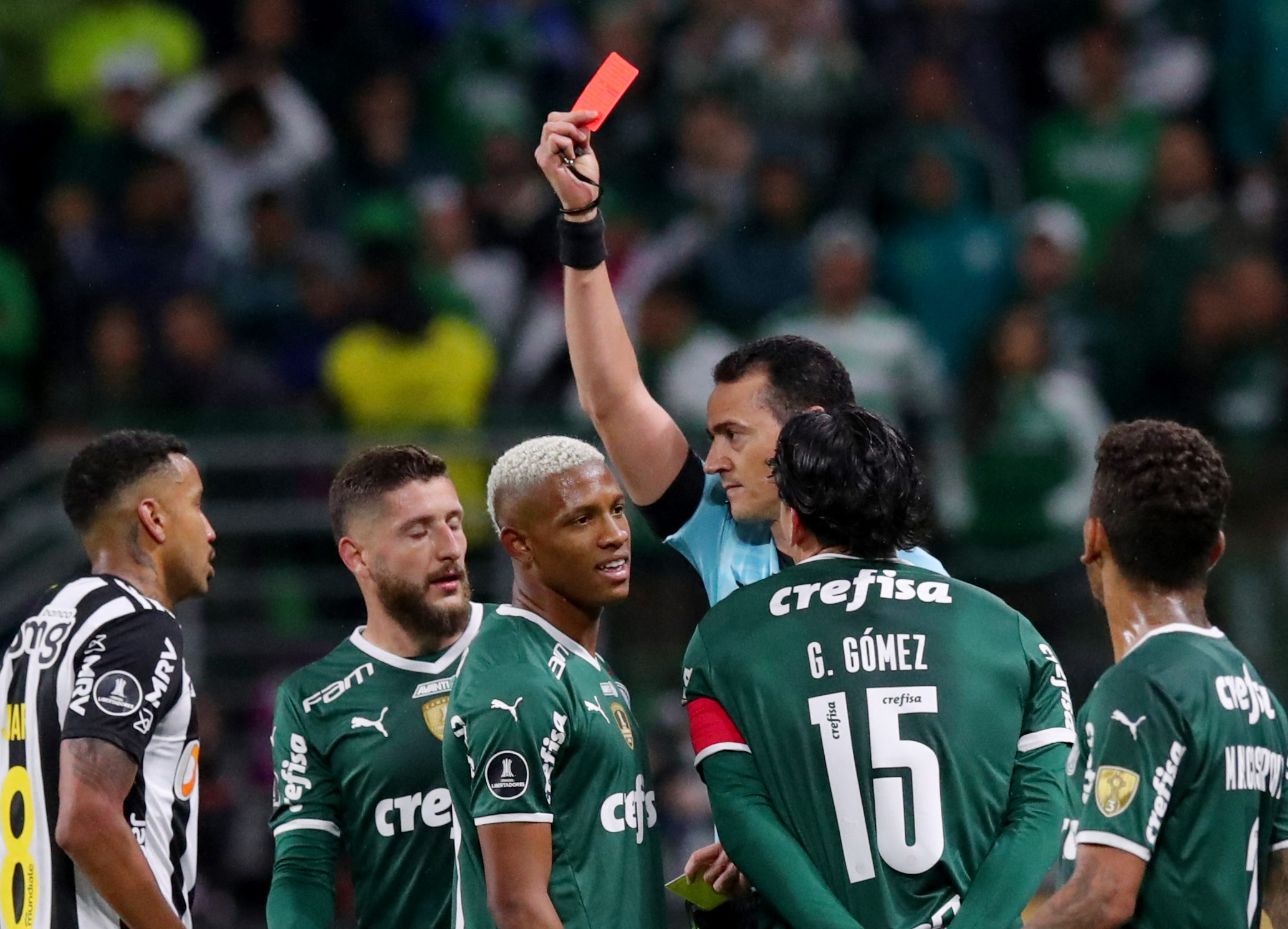 El árbitro colombiano Wilmar Roldan tuvo un difícil partido en la Copa Libertadores: tres rojas y un empujón
