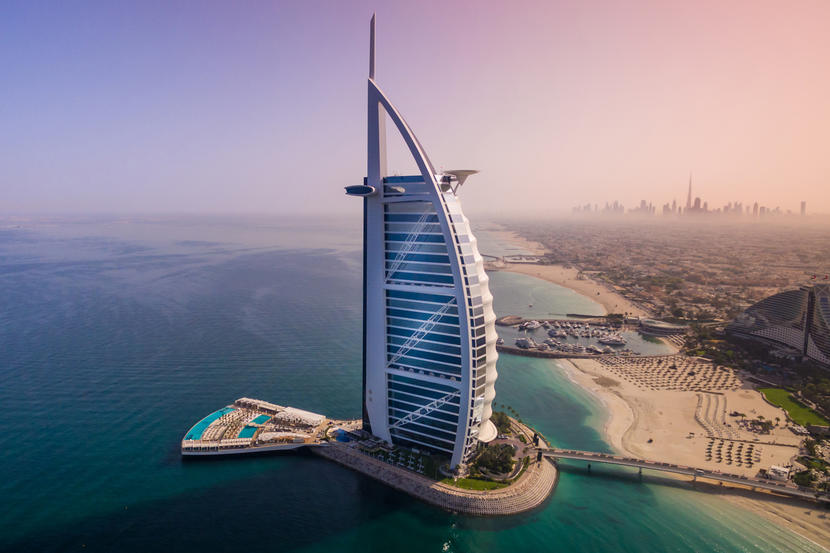 El hotel Burj Al Arab Jumeirah está situado en su propia isla y ofrece suites con vistas al mar