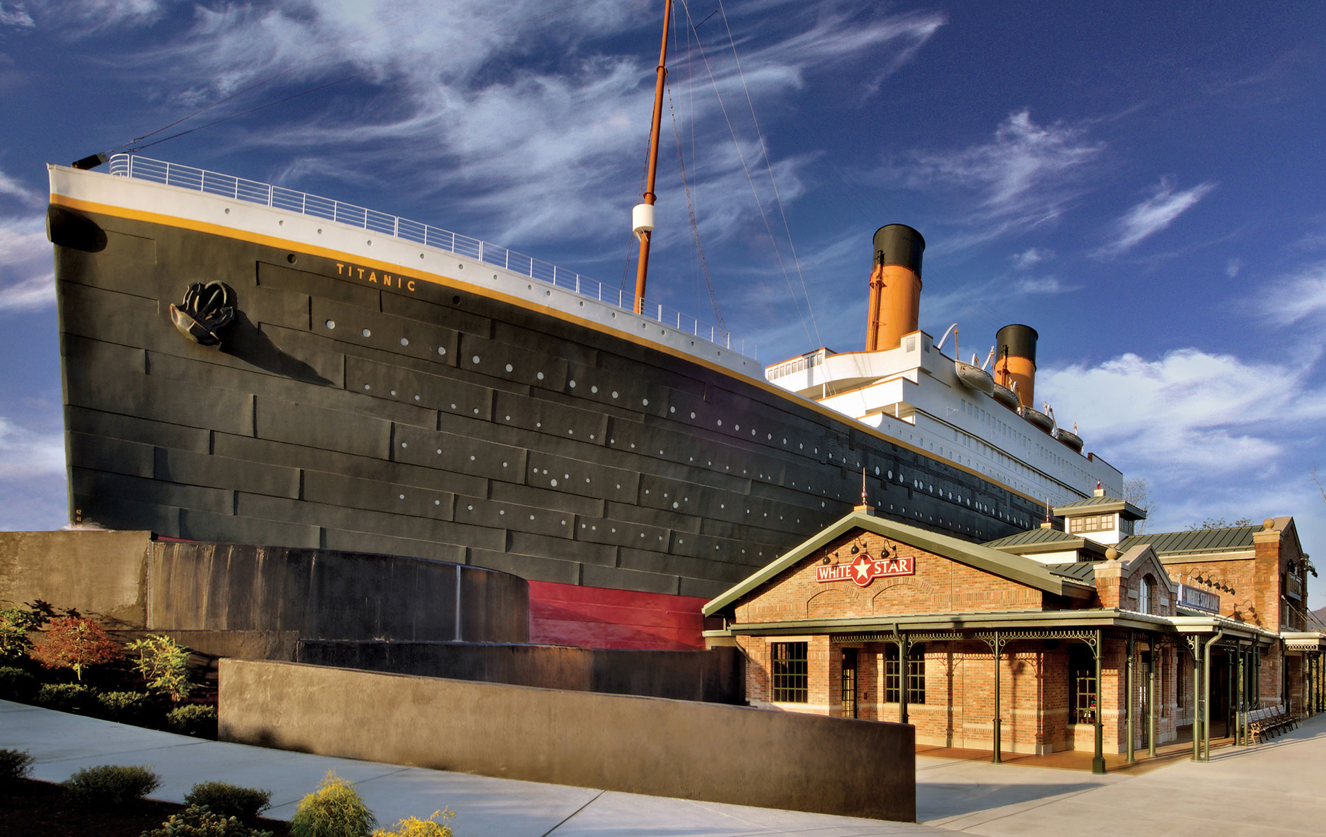 Se derrumbó un muro que simulaba un iceberg en el museo Titanic e hirió a 3  personas - Infobae