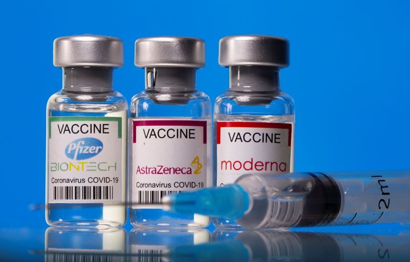 La protección vacunal es más elevada cuando el esquema primario se realizó con vacunas de Moderna o la de la Universidad de Oxford/AstraZeneca que con Janssen o Pfizer/BioNTech/REUTERS/Dado Ruvic/Ilustración