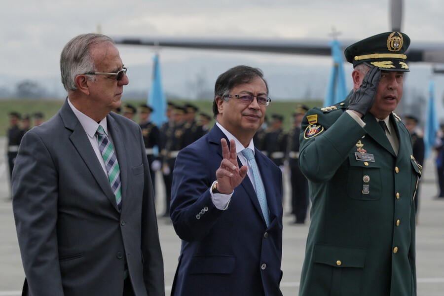 El ministro de Defensa, Iván Velásquez, junto al presidente Gustavo Petro, y el comandante de las fuerzas militares Helder Fernan Giraldo Bonilla.