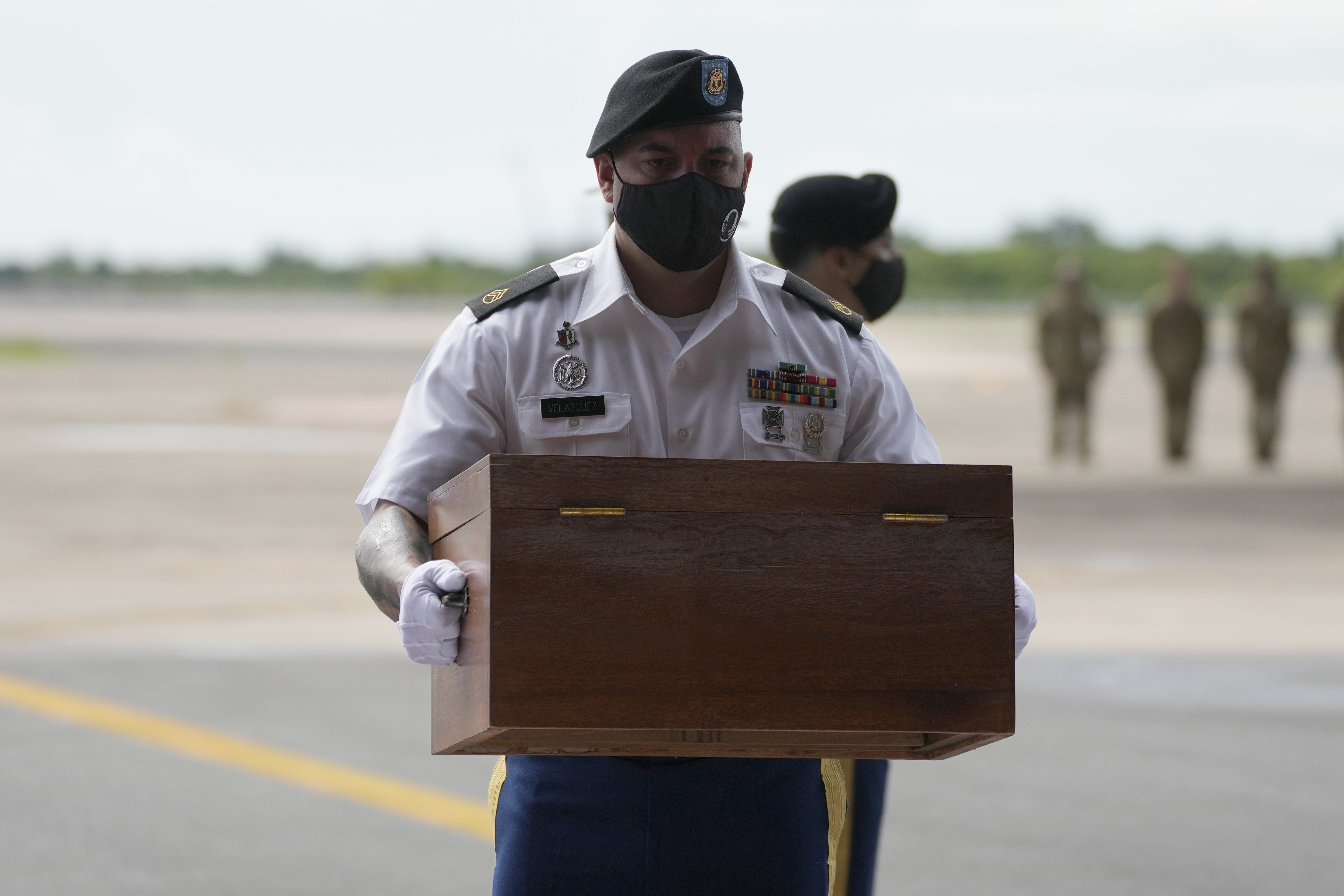 Un soldado del Ejército de EE. UU. lleva los posibles restos de un aviador estadounidense de la Segunda Guerra Mundial encontrados en el norte de Tailandia, durante una ceremonia de repatriación el miércoles 18 de mayo de 2022 en la base aérea de U-Tapao en la provincia de Rayong, al este de Tailandia. (Foto AP/Sakchai Lalit)