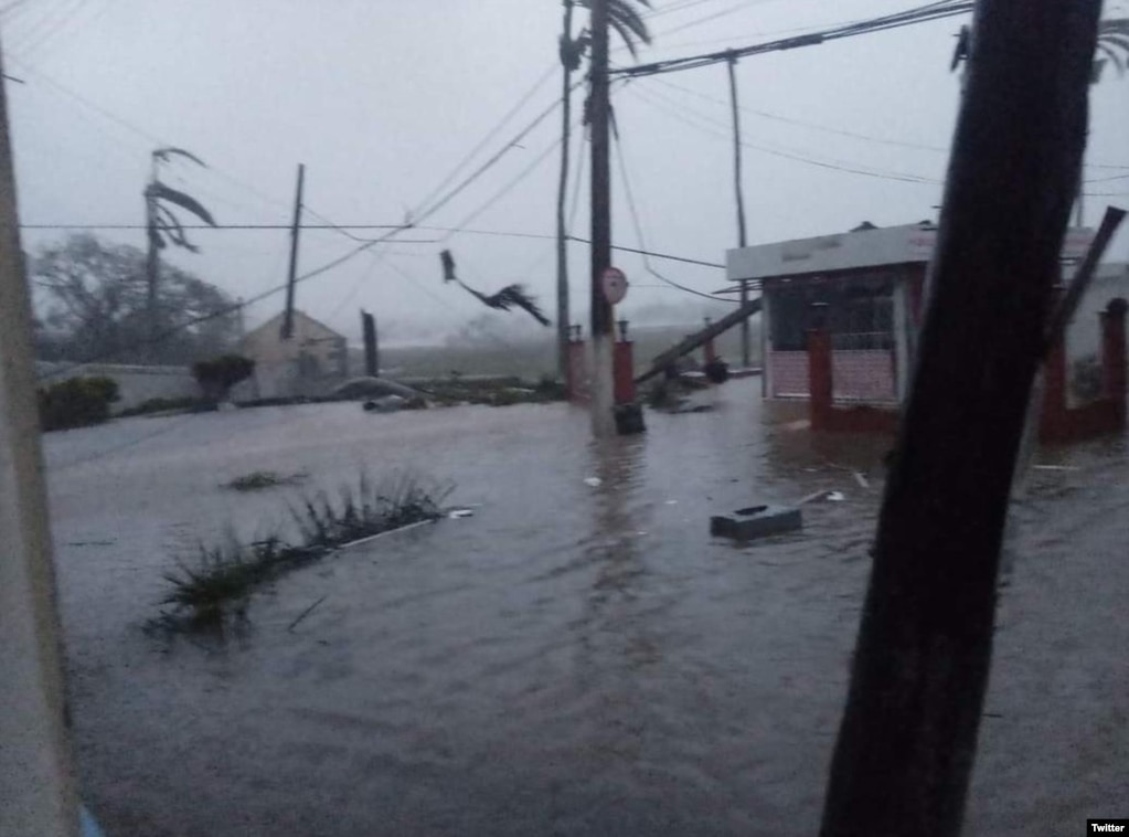 El paso de Ian como huracán de categoría 3 por Pinar del Río dejó devastación. (Foto/@cubadebatecu)