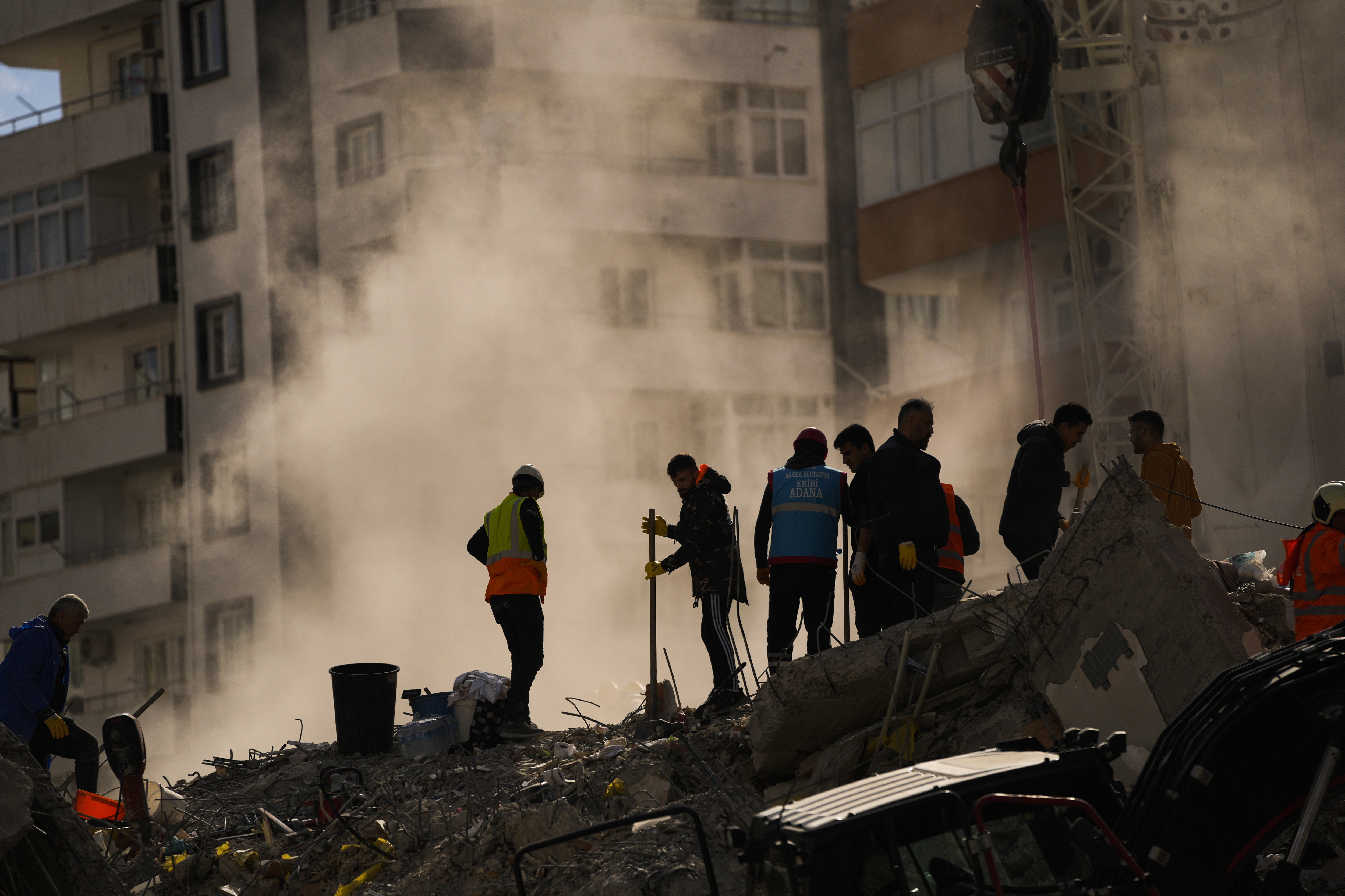 A medida que los equipos médicos internacionales ingresan a las áreas devastadas por el terremoto en Turquía y Siria, las lesiones que encuentran son horribles (AP Foto/Francisco Seco)