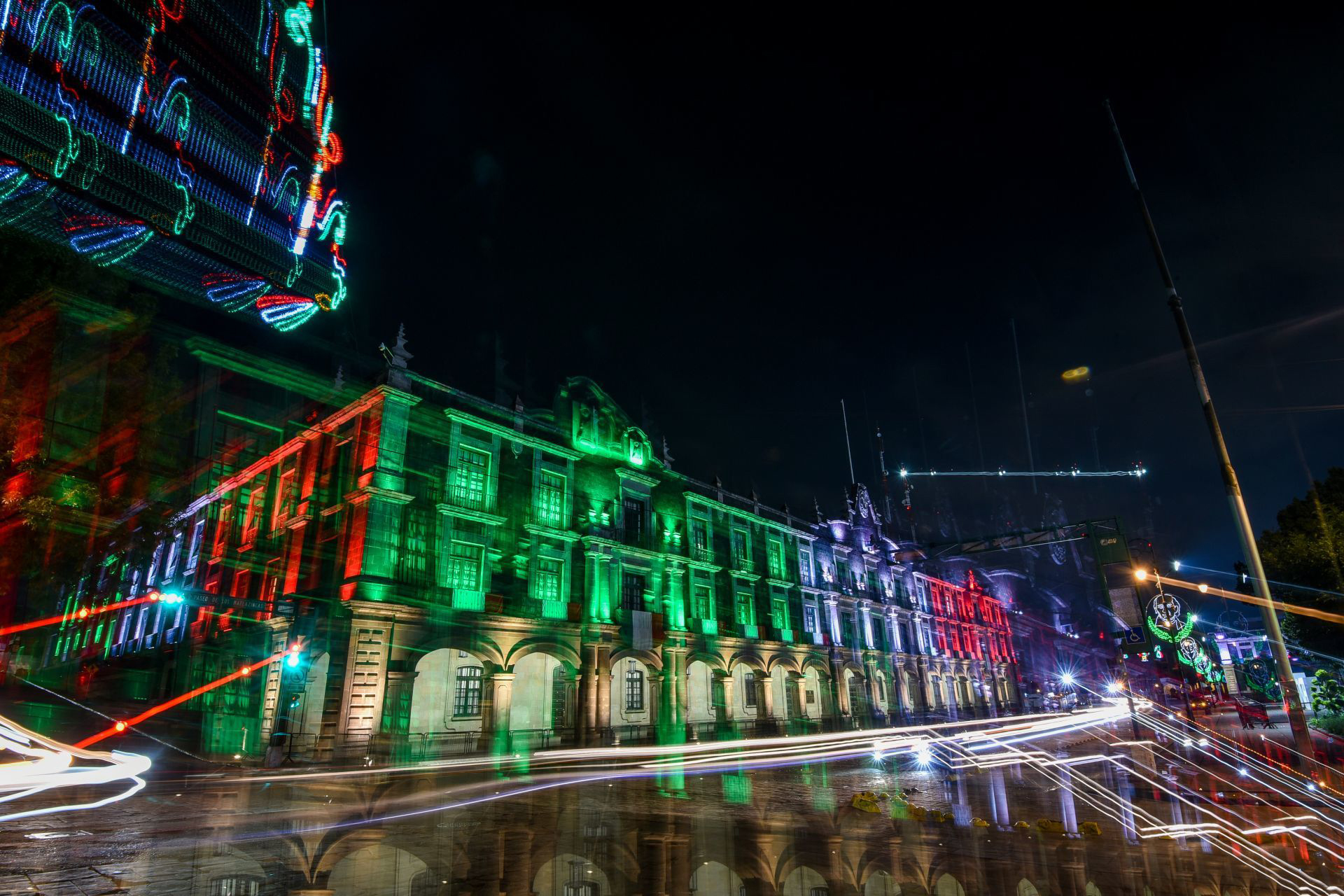 Edificios como Palacio de Gobierno tienen luces tricolor como parte de los festejos patrios.