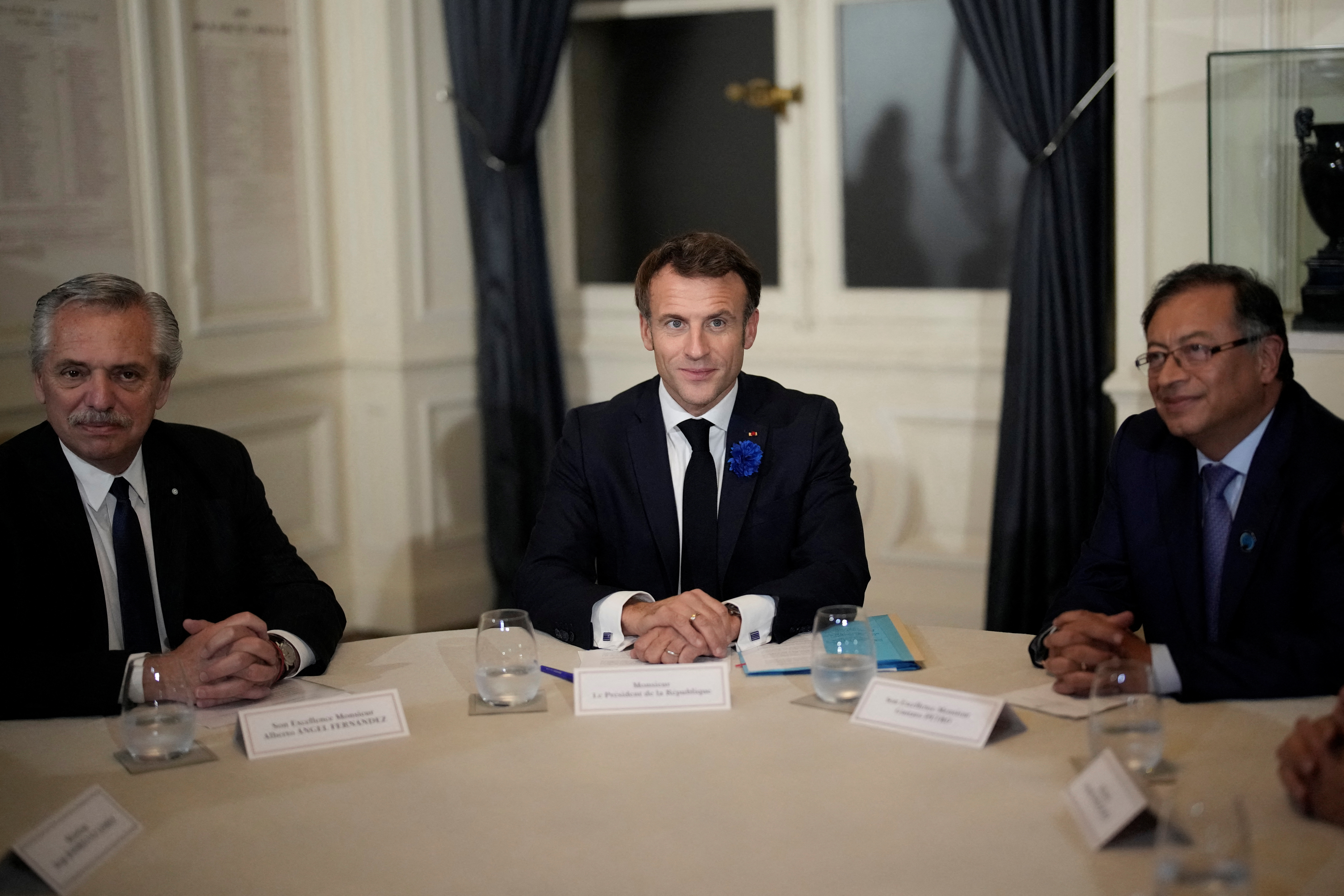 Emmanuel Macron junto a Alberto Fernandez y Gustavo Petro (Reuters)