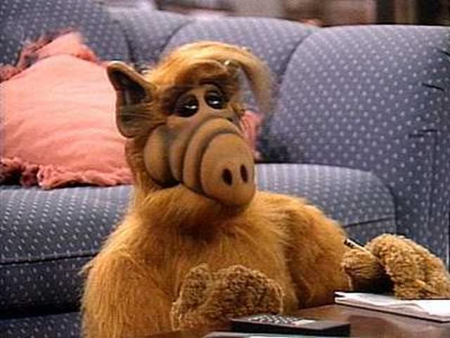 El rodaje de la serie no fue fácil, pues se requería de varias personas para manejar a Alf. (NBC)