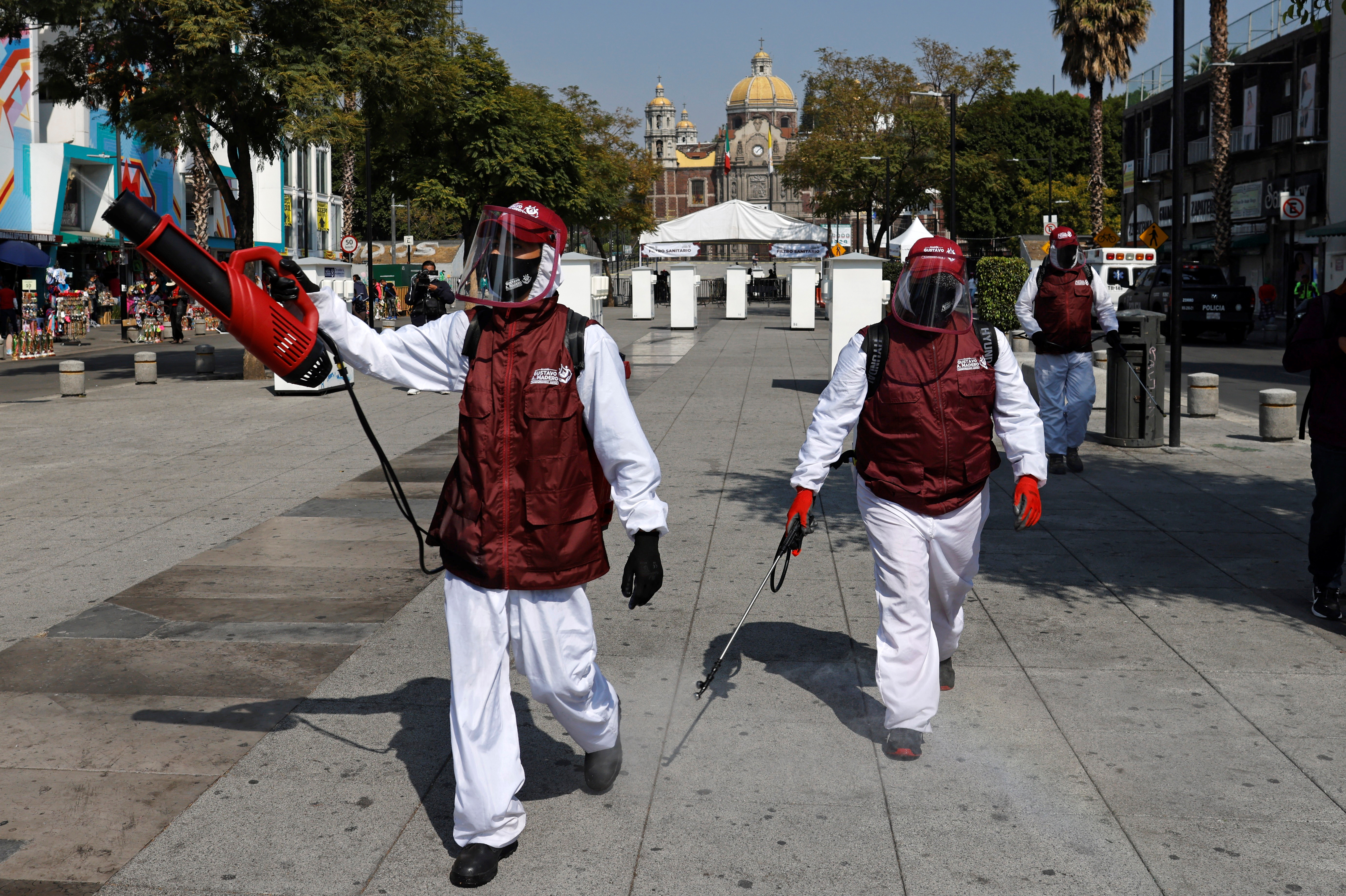 Trabajadores desinfectan la entrada de la Basílica de Guadalupe que está temporalmente cerrada. Ciudad de México, México, 10 de diciembre de 2020.