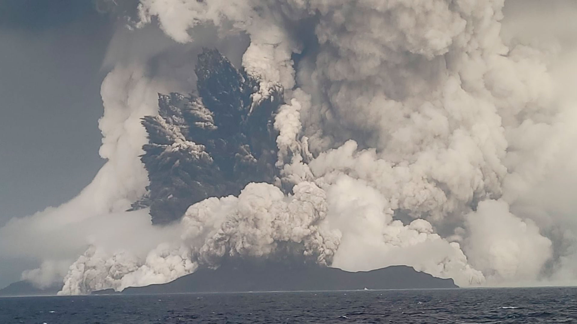 La erupción del volcán provocó alertas de tsunami en varios países con costa en el Pacífico (Crédito: Servicio Geológico de Tonga)