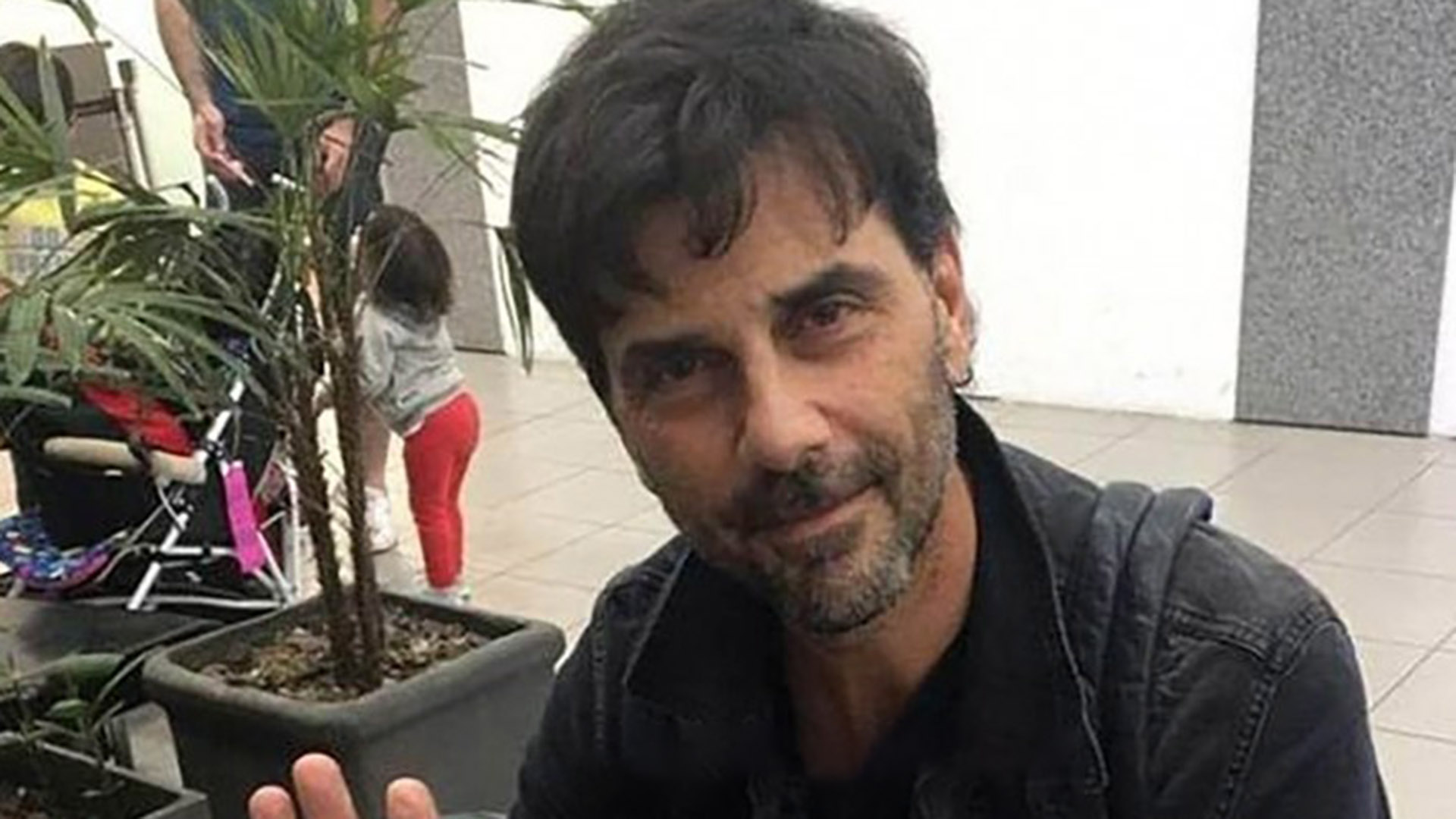 Juan Darthés en el aeropuerto de Rosario antes de partir hacia Brasil, adonde decidió radicarse luego de la denuncia de Fardin