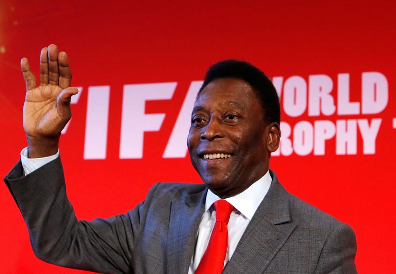 FILE: L'ex stella del calcio brasiliano Pelé partecipa a una conferenza stampa per presentare "Giro del trofeo" Coppa del Mondo FIFA a Parigi, Francia.  10 marzo 2014. (Reuters)/Gonzalo Fuentes/File