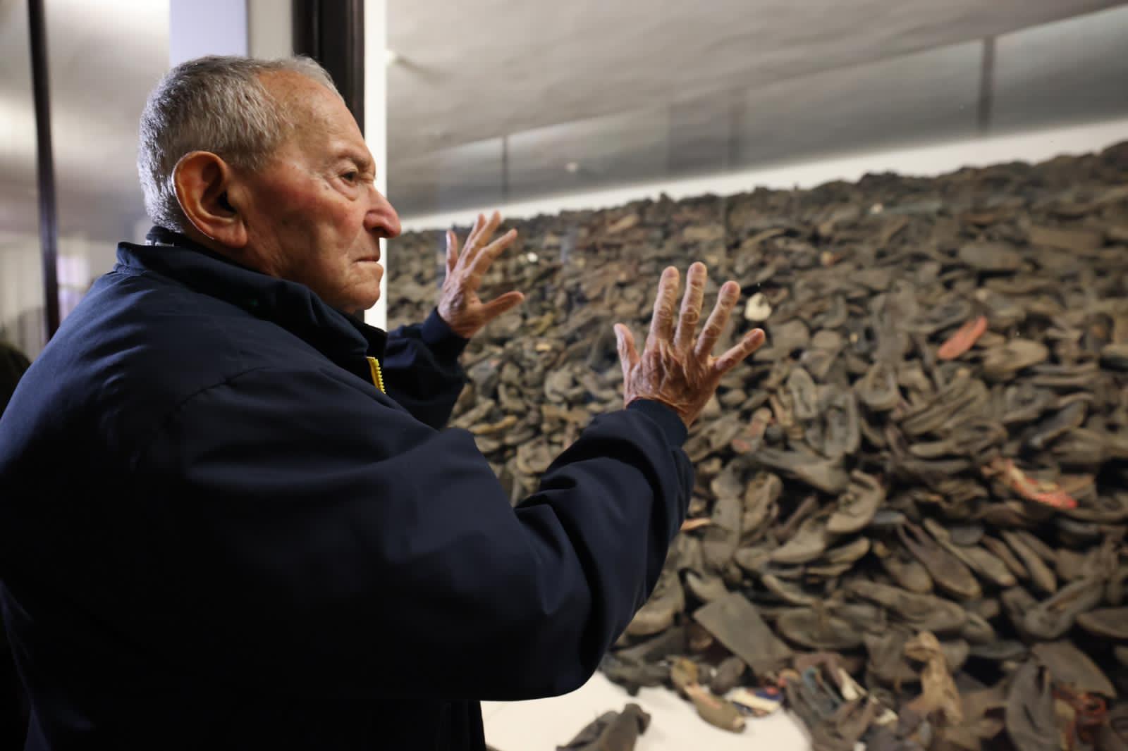 La emoción de un sobreviviente del Holocausto al observar los miles de zapatos pertenecientes a las víctimas que fueron asesinadas en el campo de Auschwitz, en Polonia, por la Alemania nazi. (Tali Natapov - Neishlos Foundation)