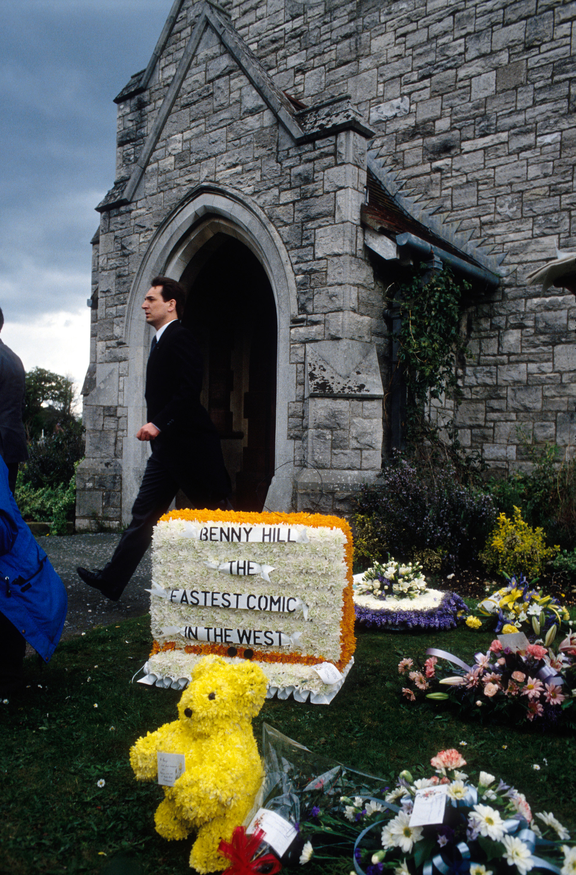 "El cómico más rápido del Oeste", reza el bouquet de flores en el funeral de Benny Hill  (Photo by Mathieu Polak/Sygma via Getty Images)