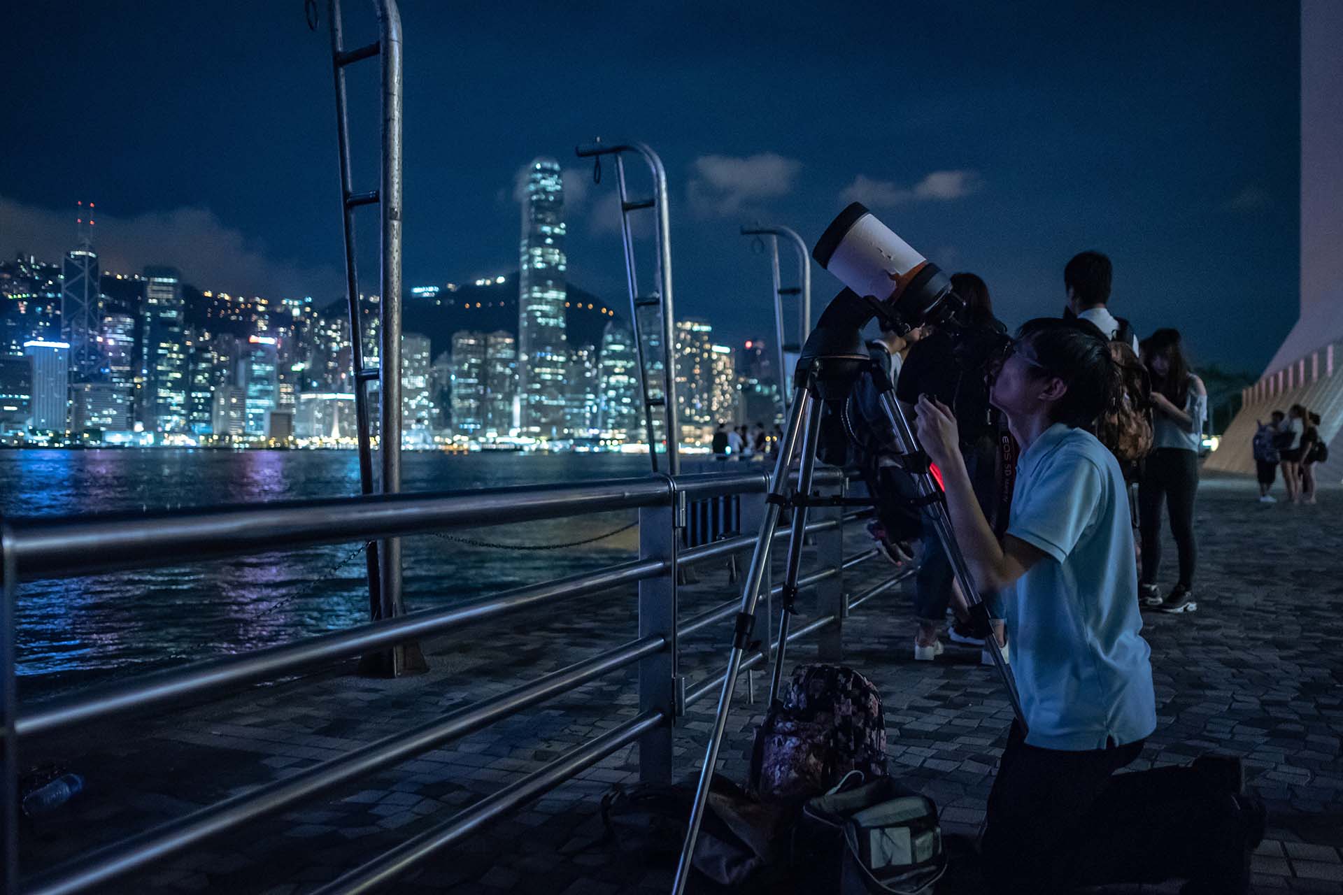 La mejor forma de observar el cambio en el brillo de la Luna es tomar dos fotografías: una antes de comenzar el eclipse, y la otra, mientras esté ocurriendo (Foto: AFP/Philip FONG/Archivo)