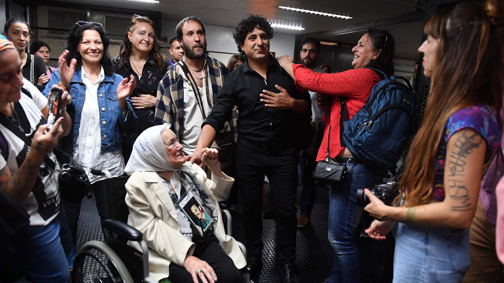 El festejo de Marcos Bazán, ahora absuelto, acompañado por Nora Cortiñas y organizaciones de Derechos Humanos (Fotos/Maximiliano Luna)
