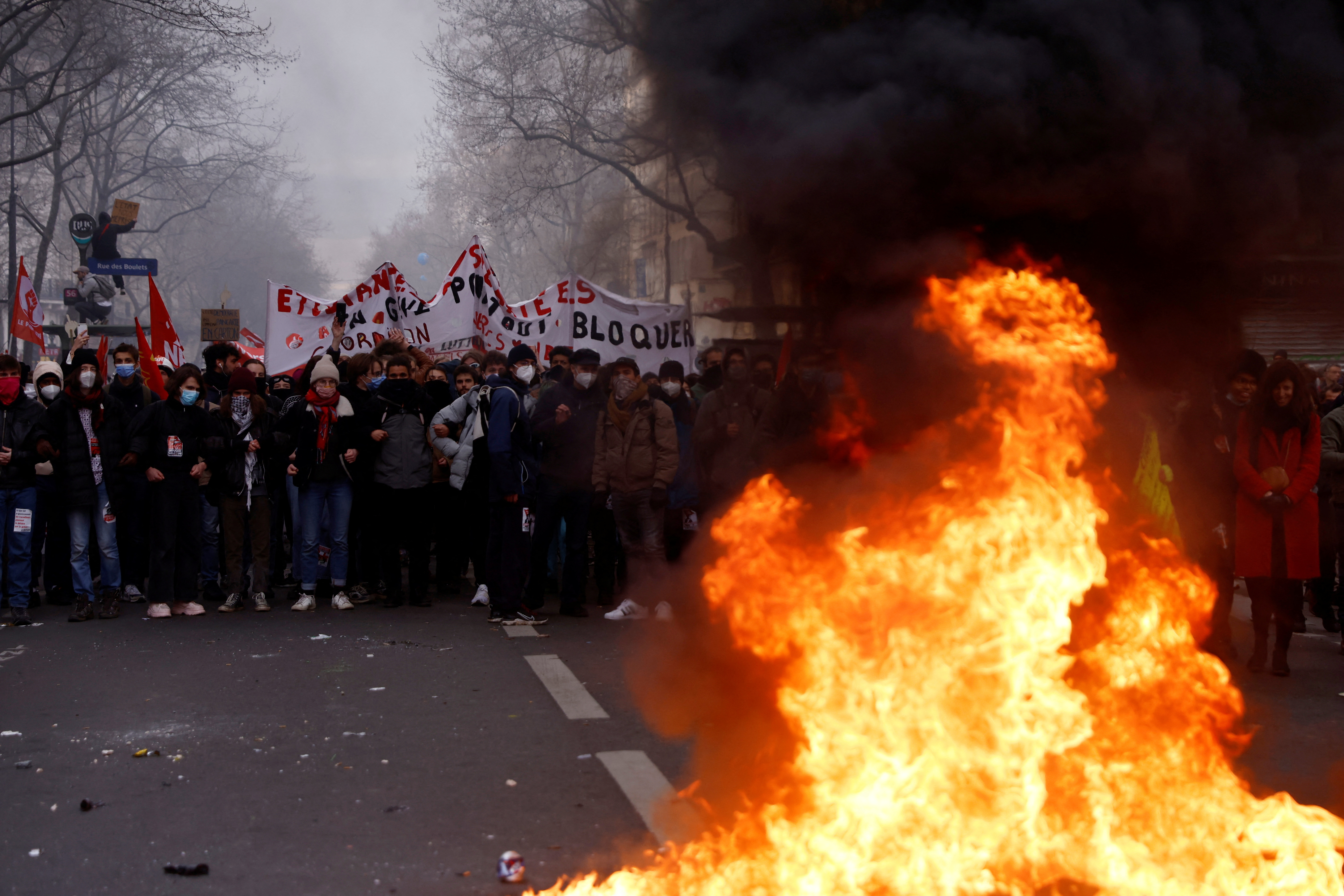 Las protestas en las calles de París consisten en marchas y fuegos encendidos en las calles (REUTERS/Gonzalo Fuentes)