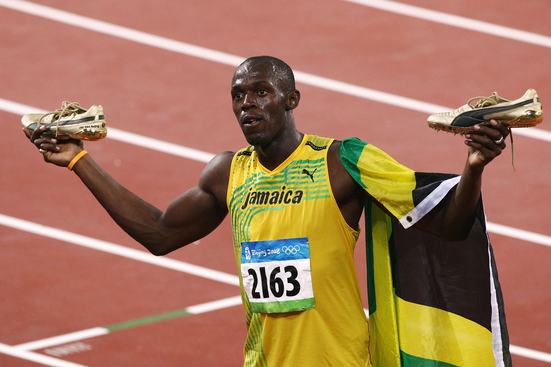 BEIJING - 16 DE AGOSTO: Usain Bolt, de Jamaica, celebra su victoria en la final masculina de los 100 metros y la medalla de oro en el Estadio Nacional el día 8 de los Juegos Olímpicos de Beijing 2008, el 16 de agosto de 2008 en Beijing, China. Bolt terminó el evento en primer lugar con un tiempo de 9.69, un nuevo récord mundial. (Foto de Jonathan Ferrey/Getty Images)