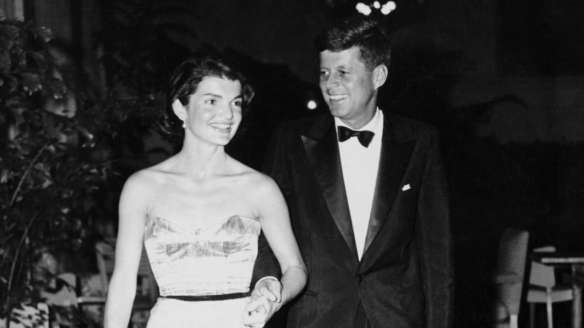 Los amores secretos de Jackie Kennedy que explican por qué quemó cartas y fotos antes de morir (Bettmann Archive)