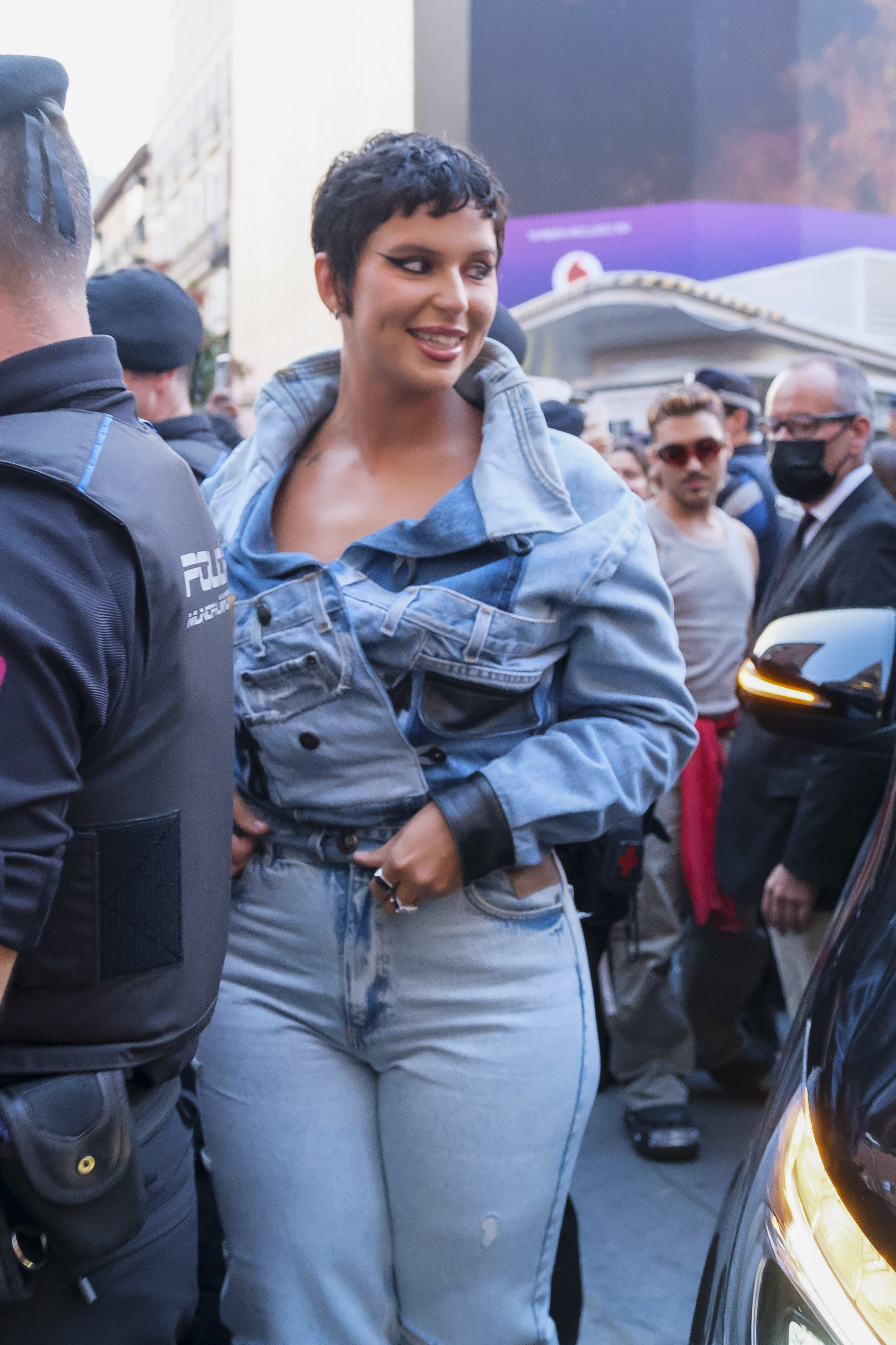 Nathy Peluso dijo "presente" en la inauguración de una tienda de ropa en la Plaza de Callao en Madrid Lució un atuendo total denim combinando una chaqueta de jean estilo patchwork y pantalones ajustados.