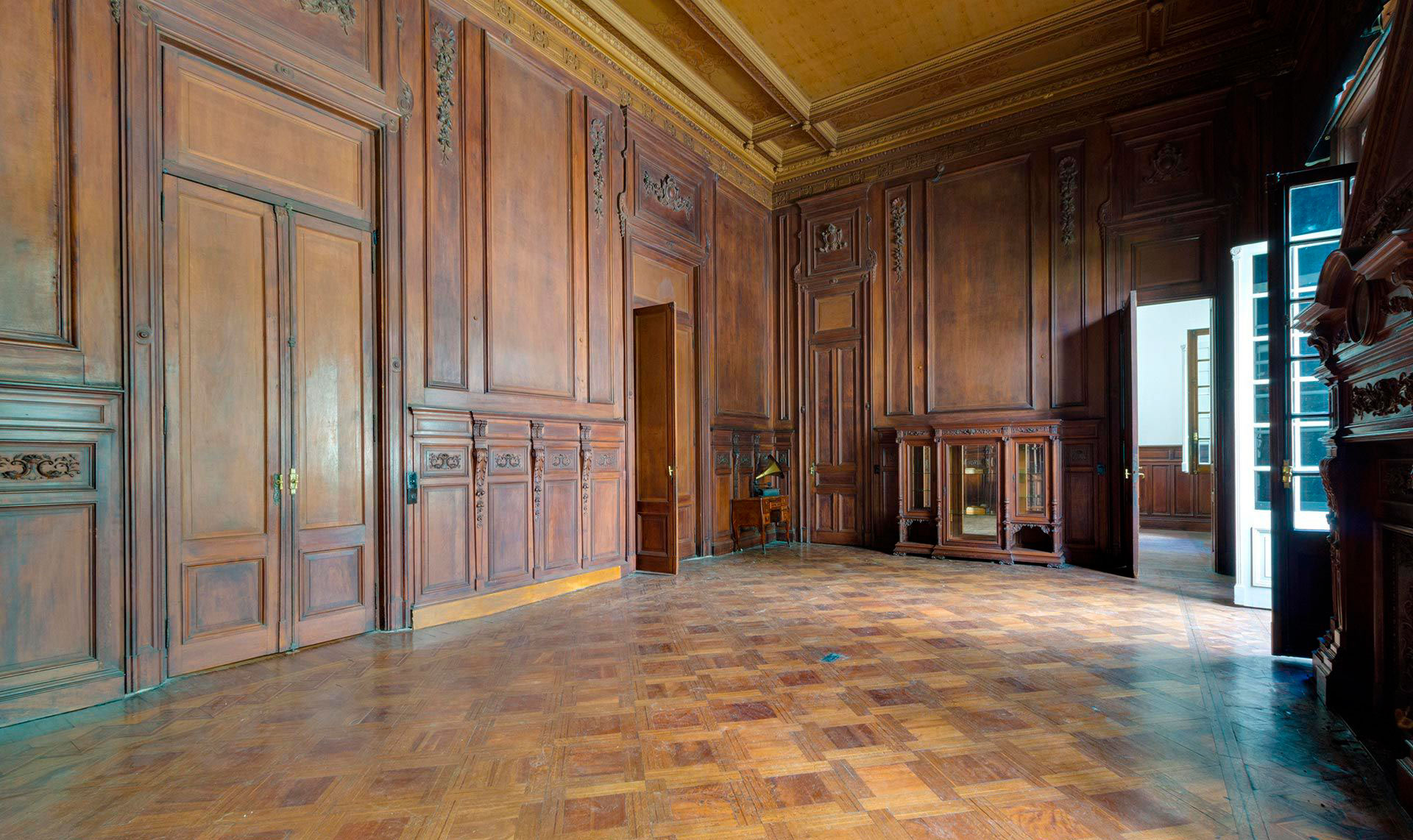 Pisos de madera de roble de Eslavonia y boiserie en las paredes son protagonistas en las terminaciones de la mansión