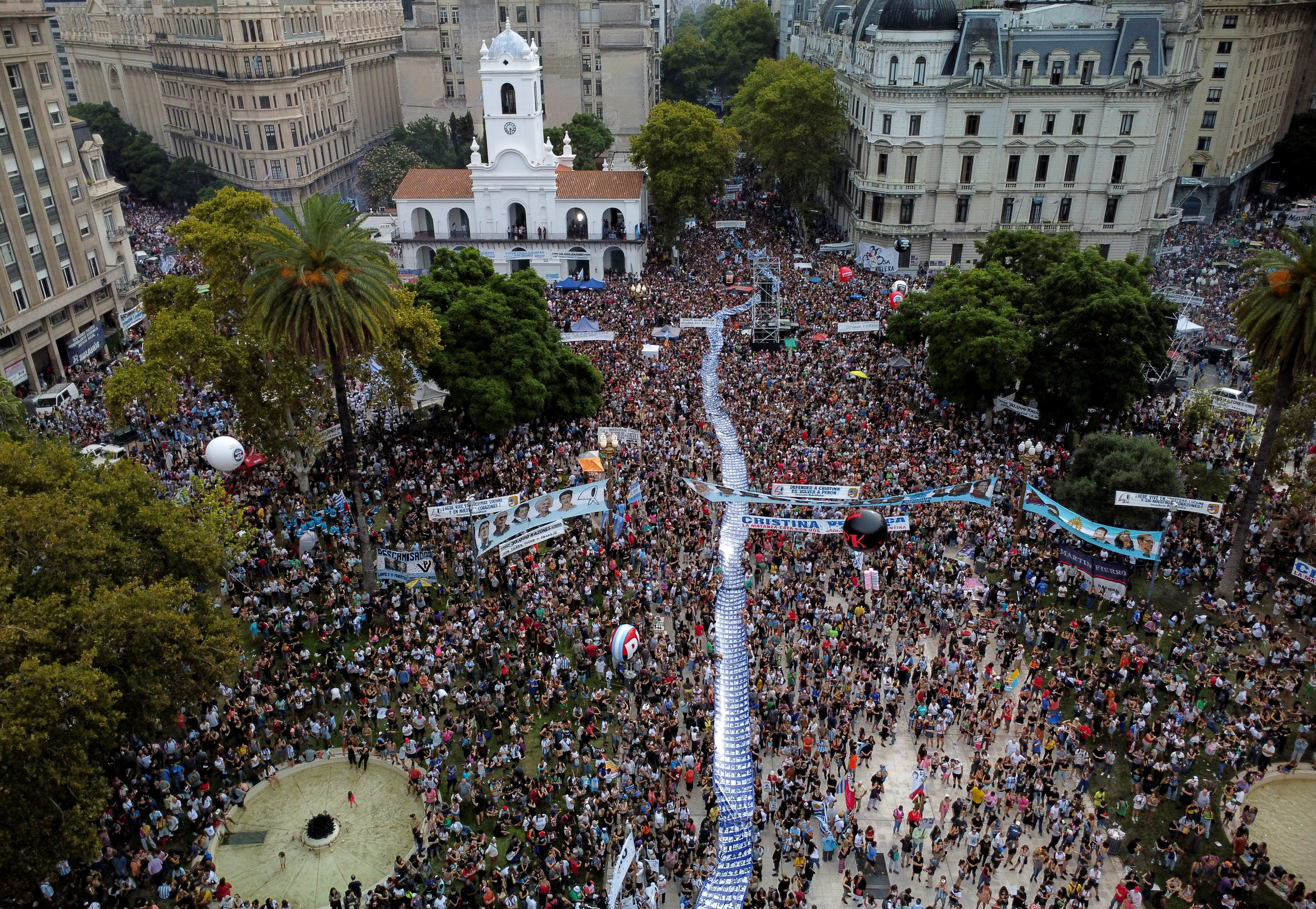 Decenas de miles de personas colmaron la Plaza de Mayo y las avenidas que confluyen (REUTERS/Agustin Marcarian)