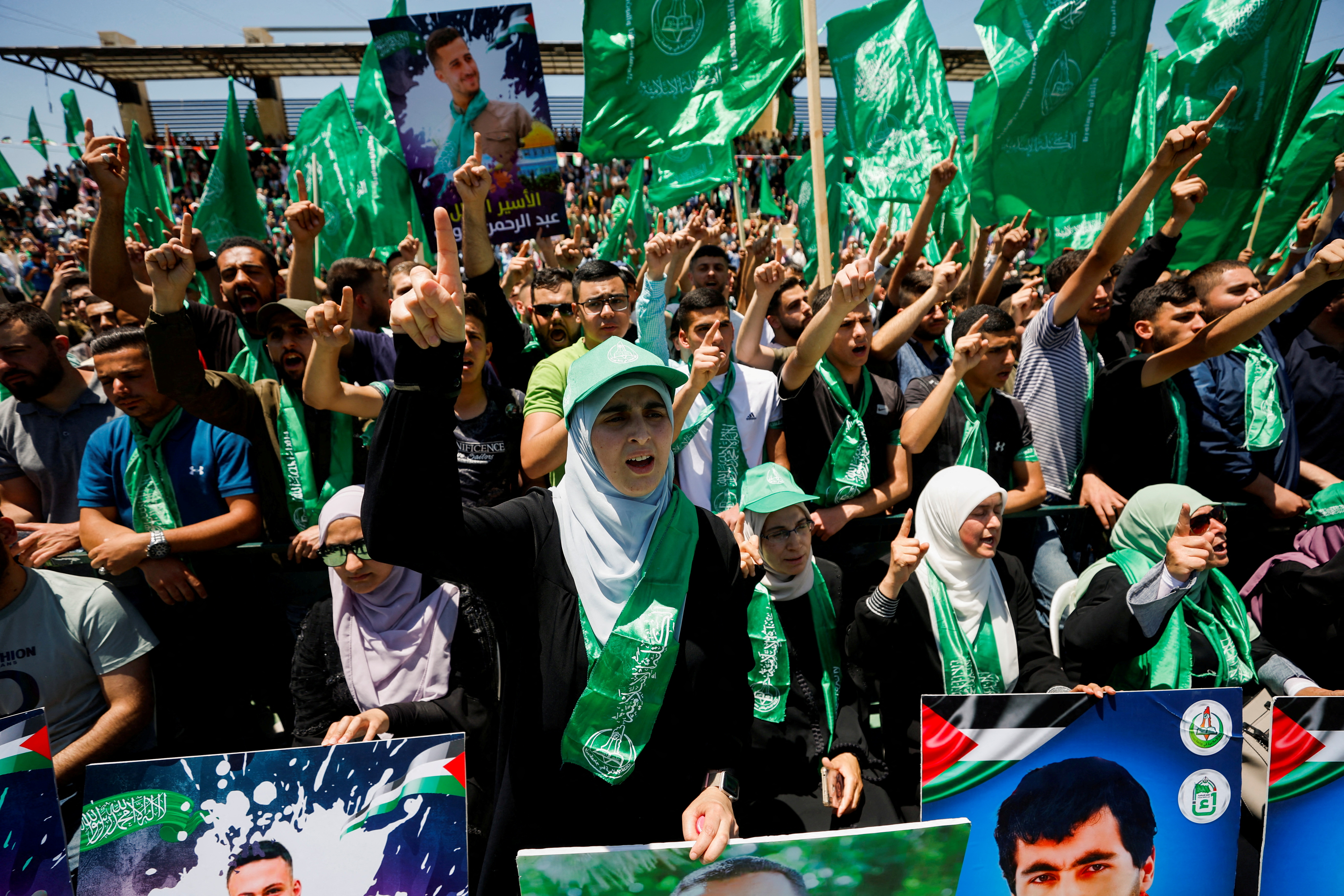 Palestinos participan en una manifestación para celebrar la victoria de Hamás en las elecciones al consejo de estudiantes en la Universidad de Birzeit, cerca de Ramallah, en la Cisjordania, el 19 de mayo de 2022. REUTERS/Mohamad Torokman