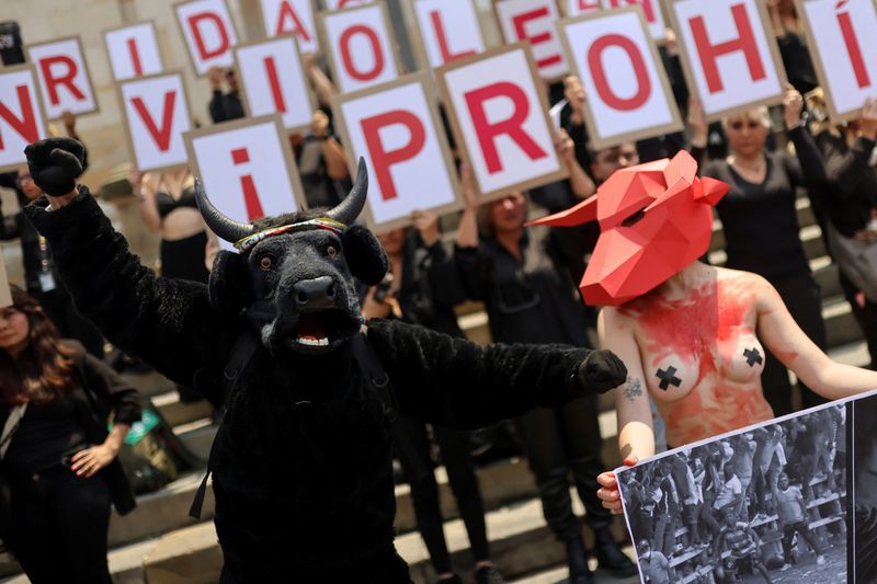 Activistas por los derechos de los animales participan en una manifestación exigiendo la aprobación de una ley que prohíba las corridas de toros y los eventos donde se maltrate a los animales, en Bogotá, Colombia, 28 de marzo, 2023. REUTERS/Luisa González