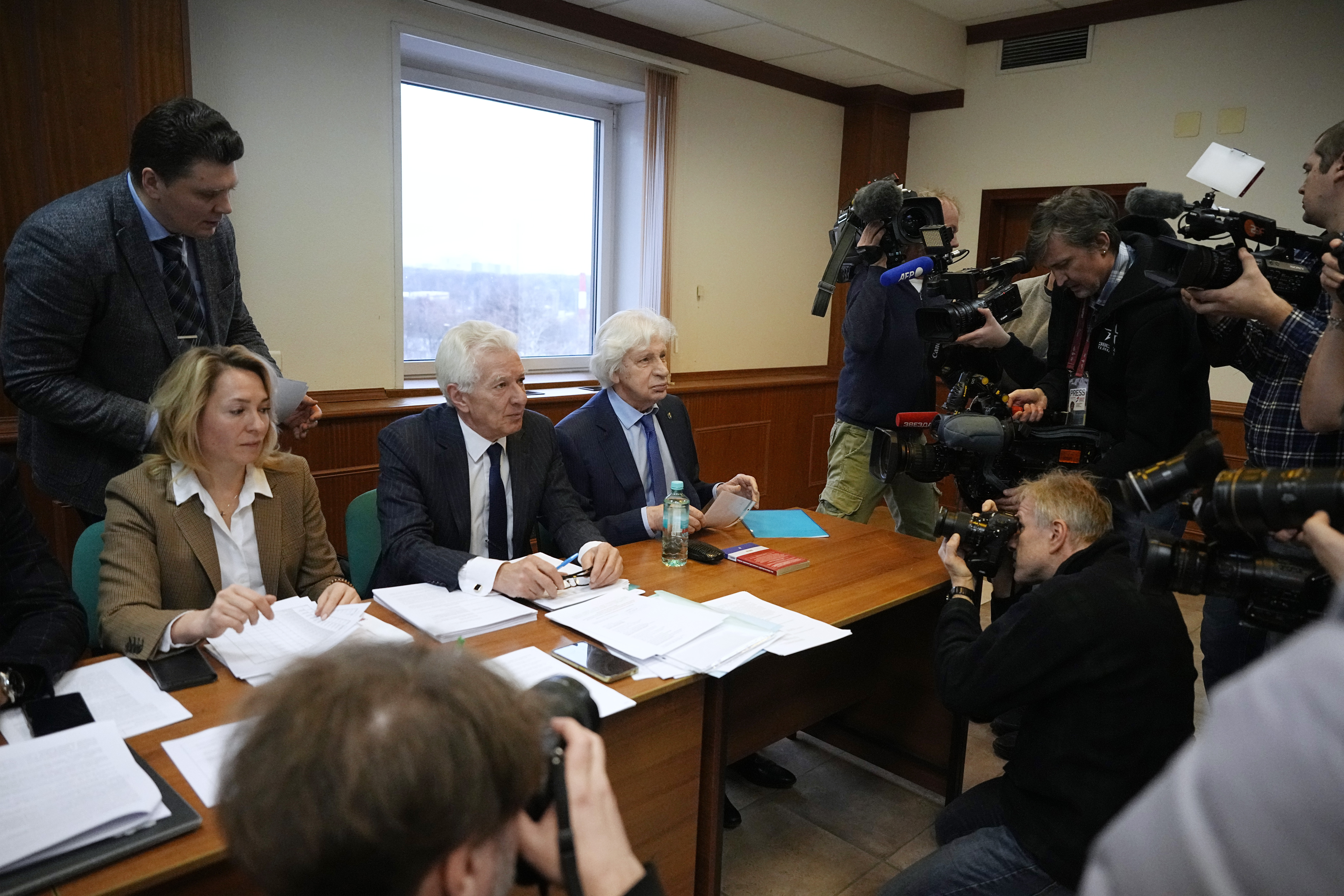 Miembros del Grupo Helsinki de Moscú y sus abogados hablan con la prensa en un tribunal antes de una audiencia para liquidar la organización, una de las organizaciones de derechos humanos más antiguas del país 