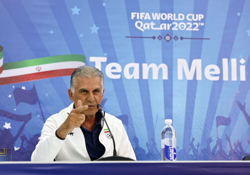 El entrenador de Irán, Carlos Queiroz, durante una rueda de prensa: su selección tiene el promedio de edad más alto de la Copa Mundial de la FIFA (REUTERS/Suhaib Salem)