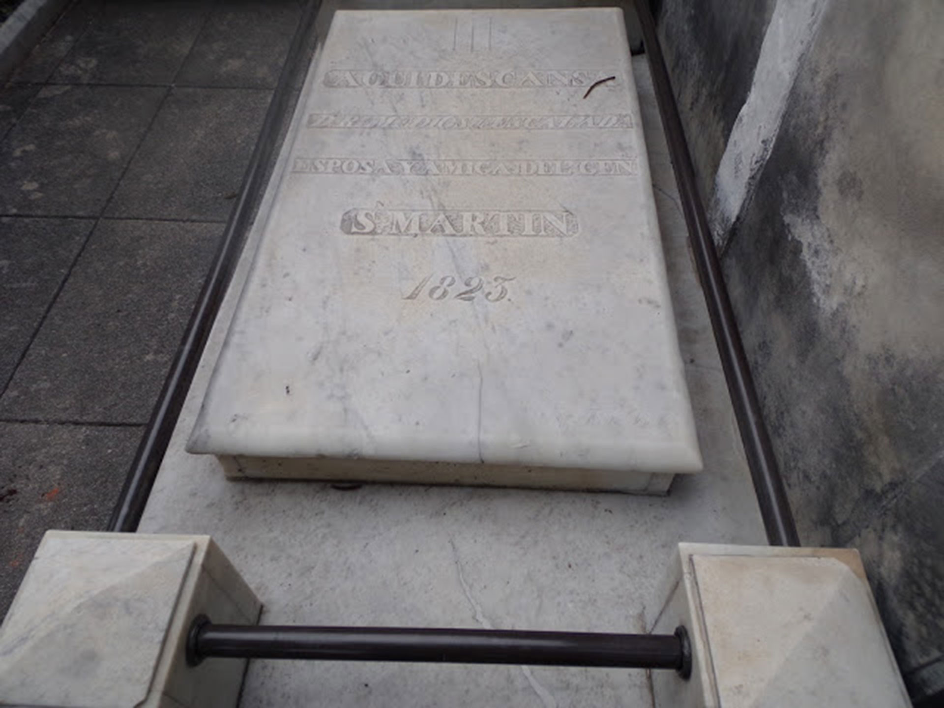 Antes de partir al exilio, San Martín mandó grabar una lápida para la tumba de su esposa