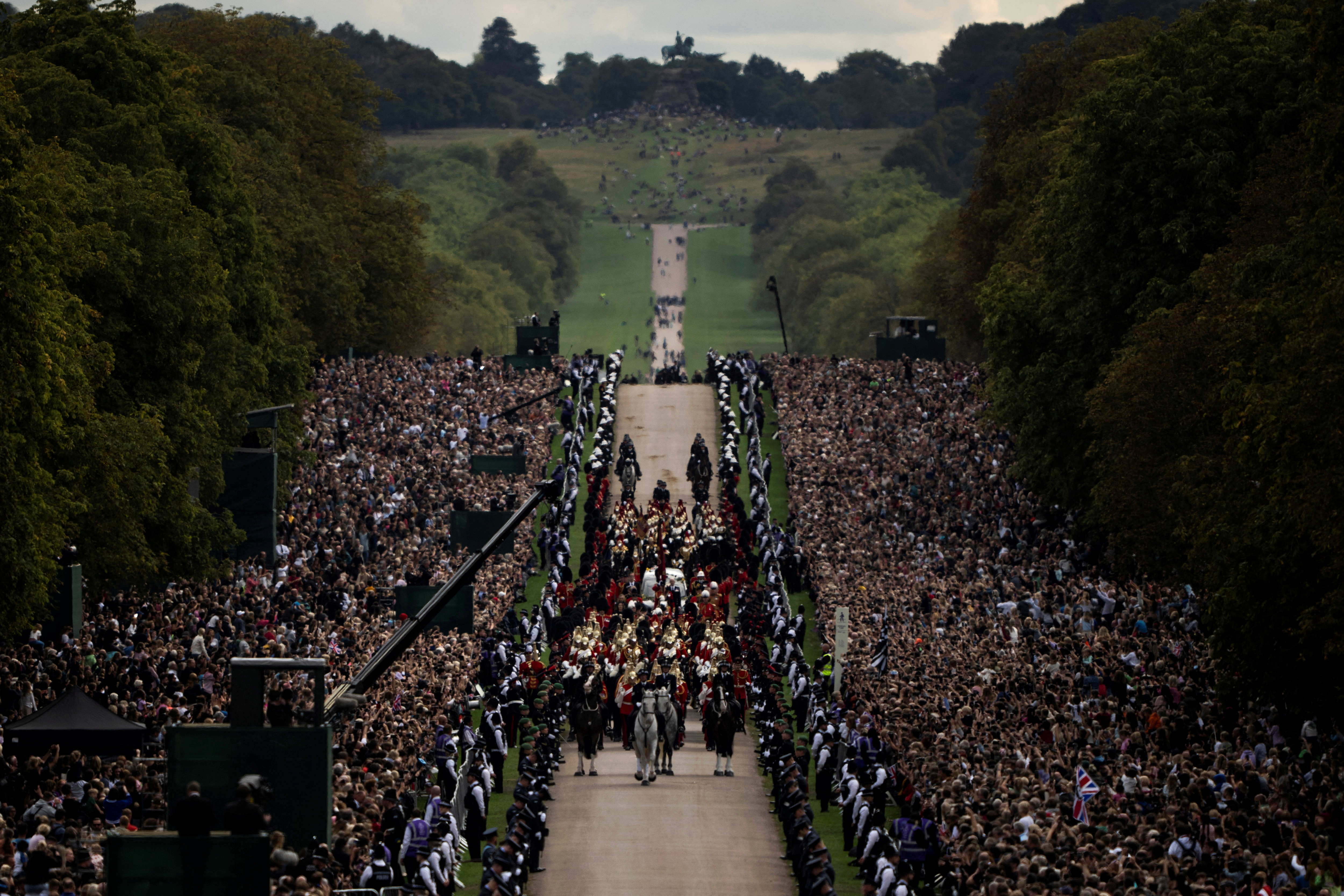 El cortejo que lleva el ataúd de la reina Isabel II llega a las afueras del Castillo de Windsor en Windsor. 